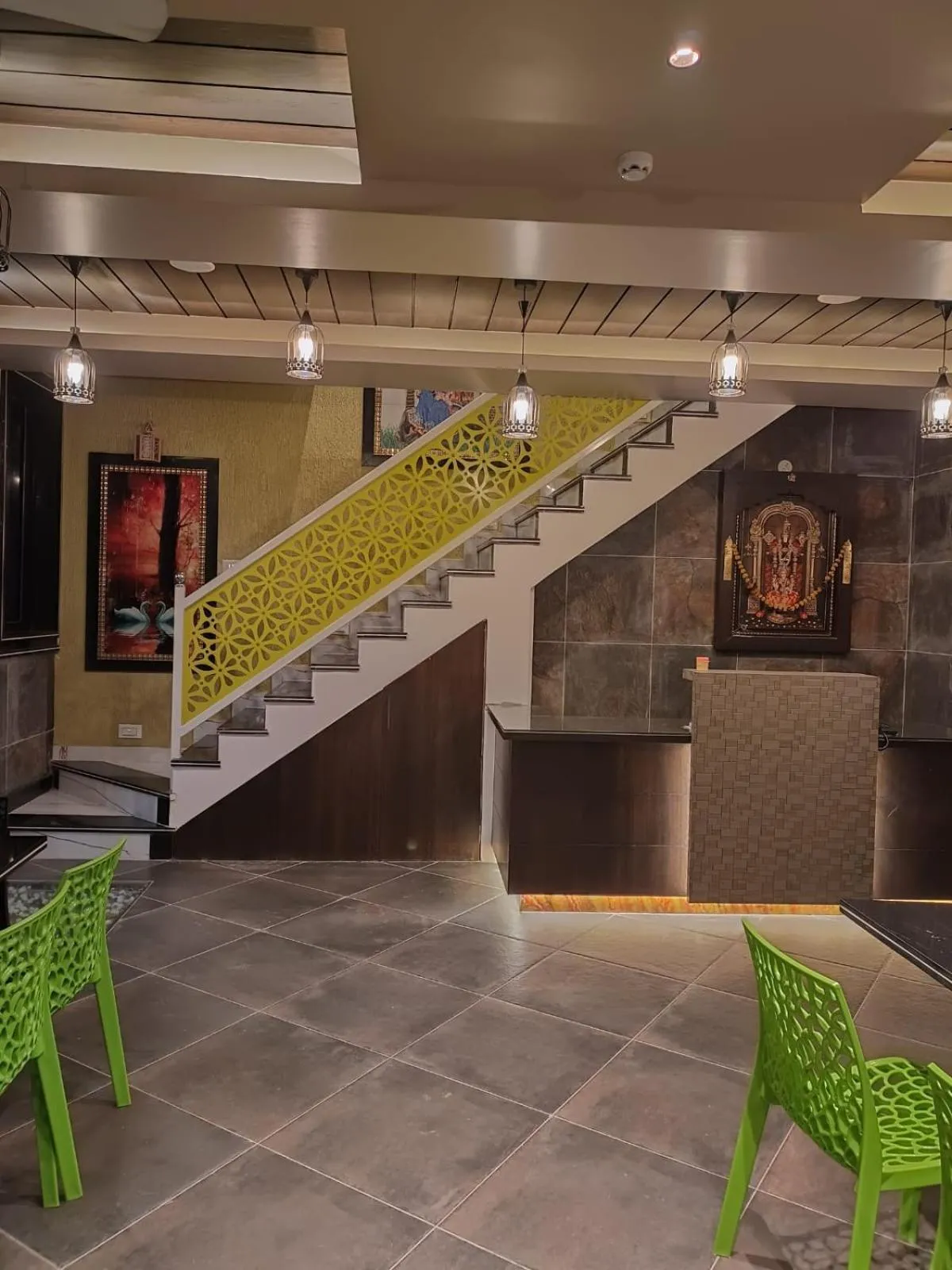 Restaurant/places to eat in Hotel Garuda Executive Latur