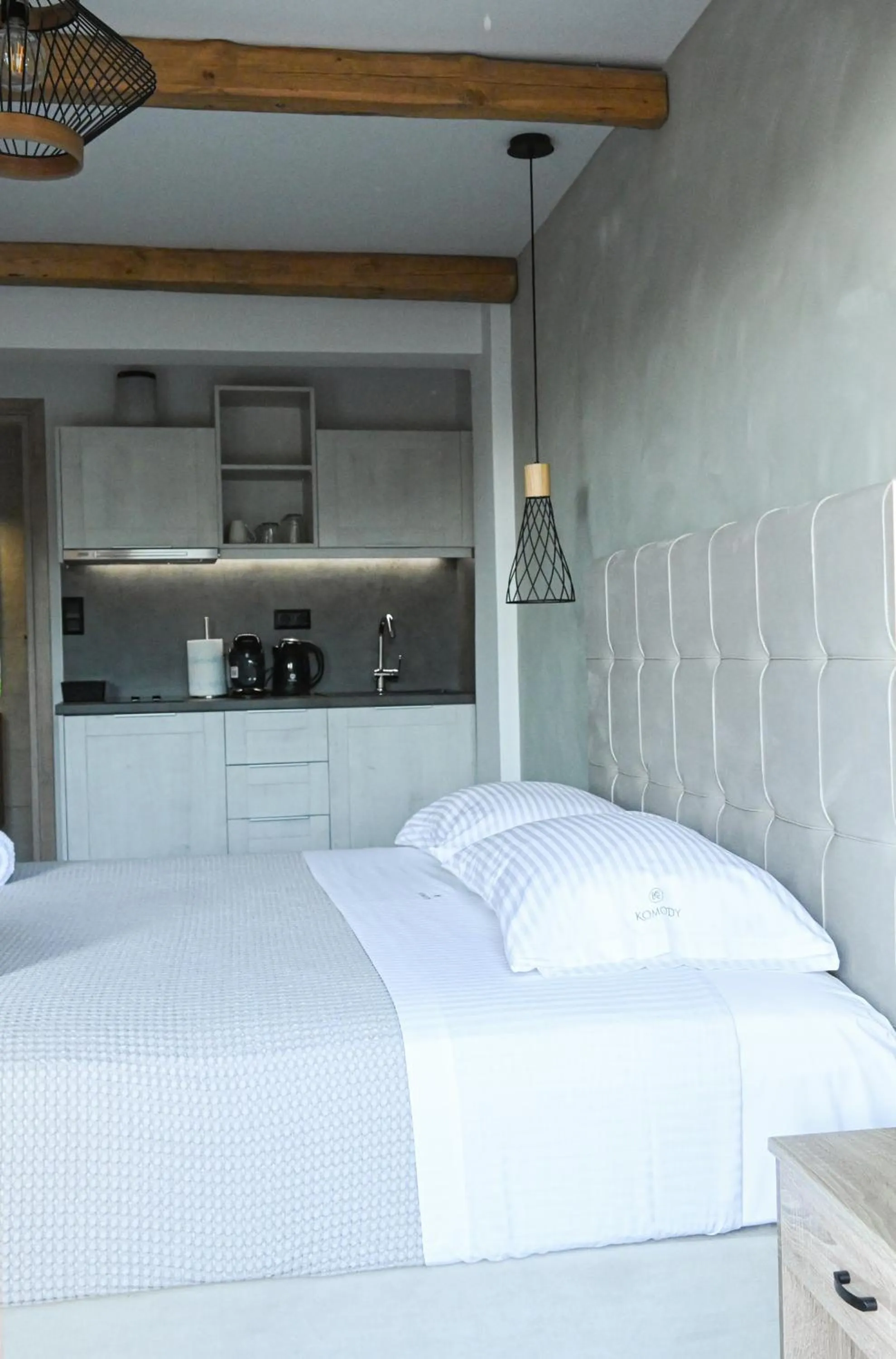 Kitchen or kitchenette, Bed in Komody Apartments