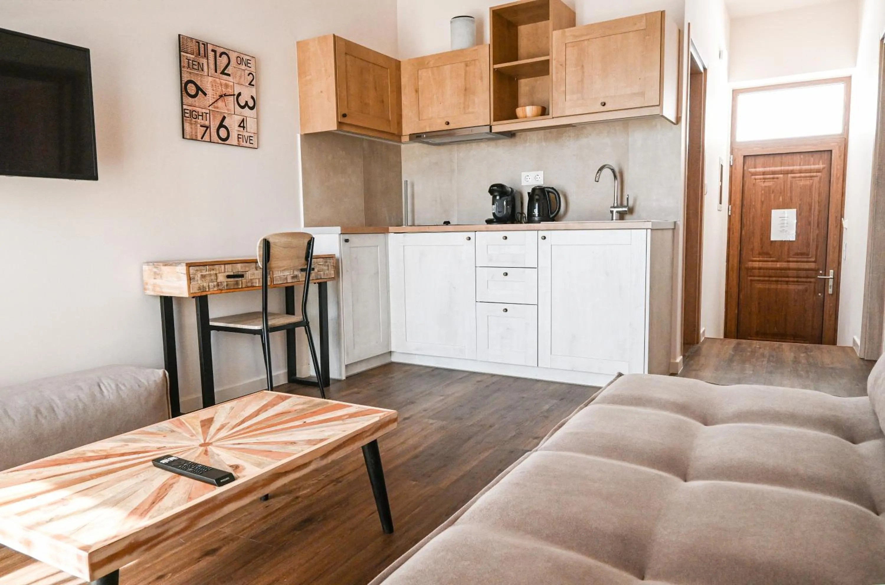 Kitchen or kitchenette in Komody Apartments