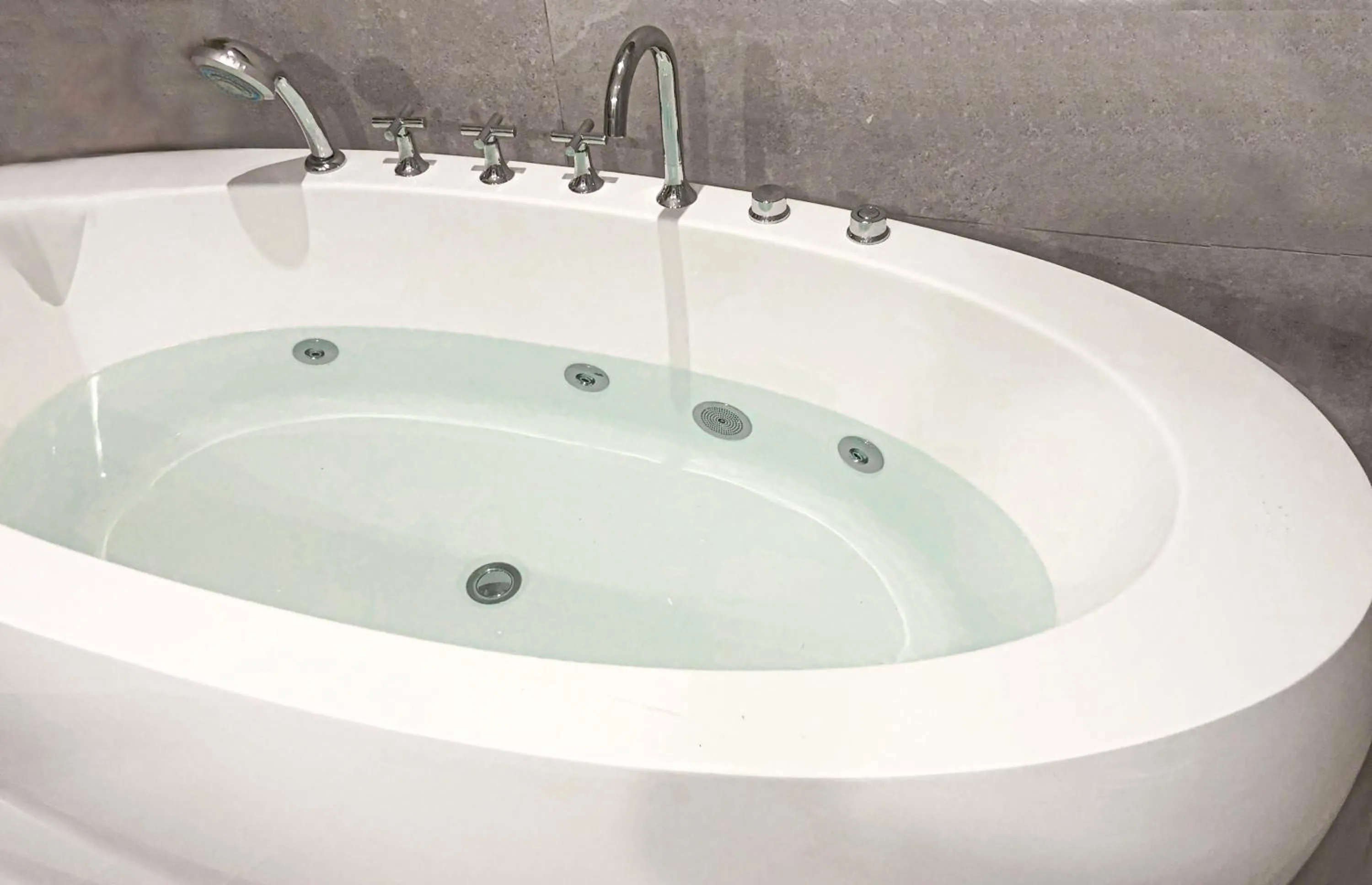 Hot Tub in Komody Apartments