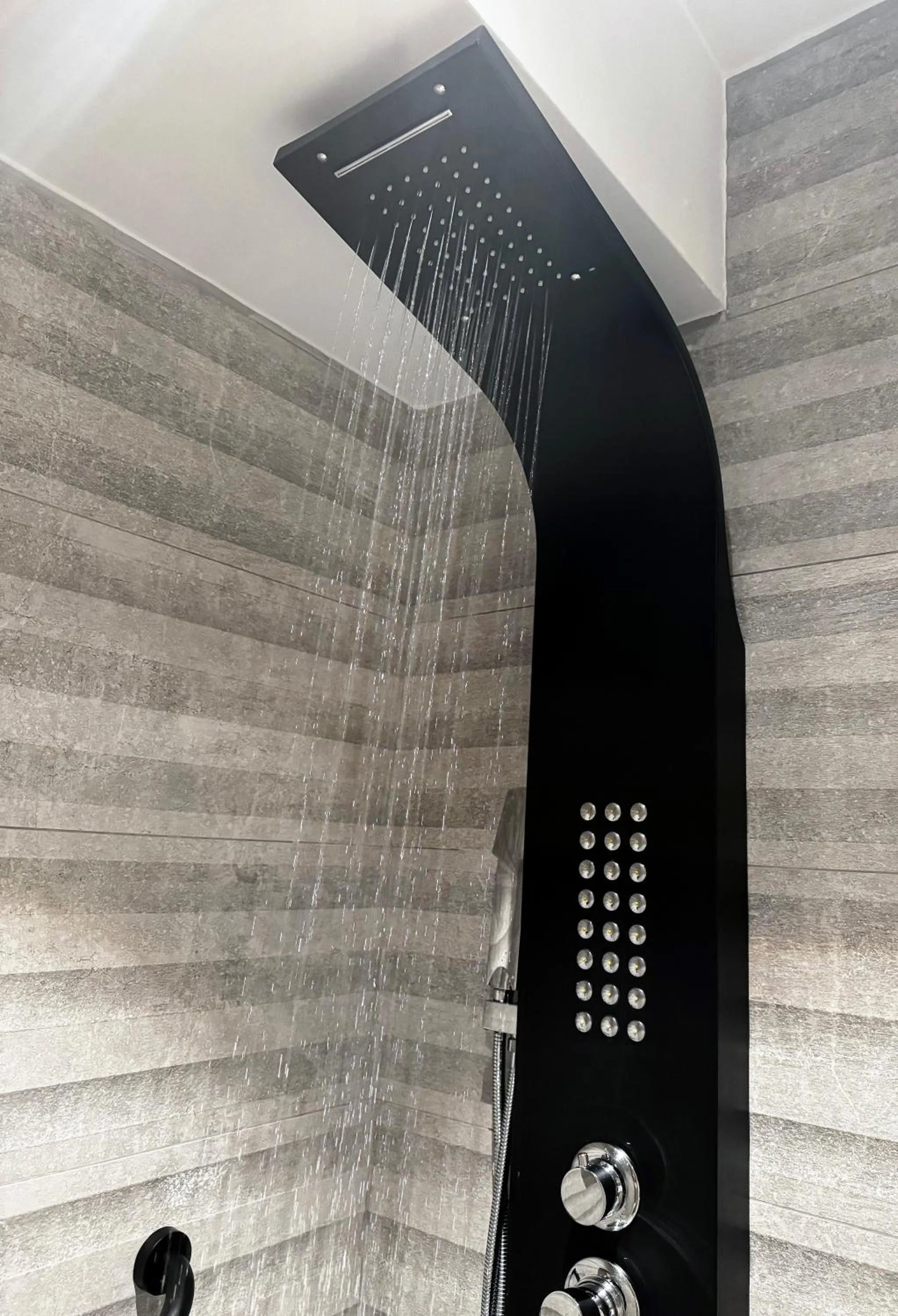 Hot Tub in Komody Apartments