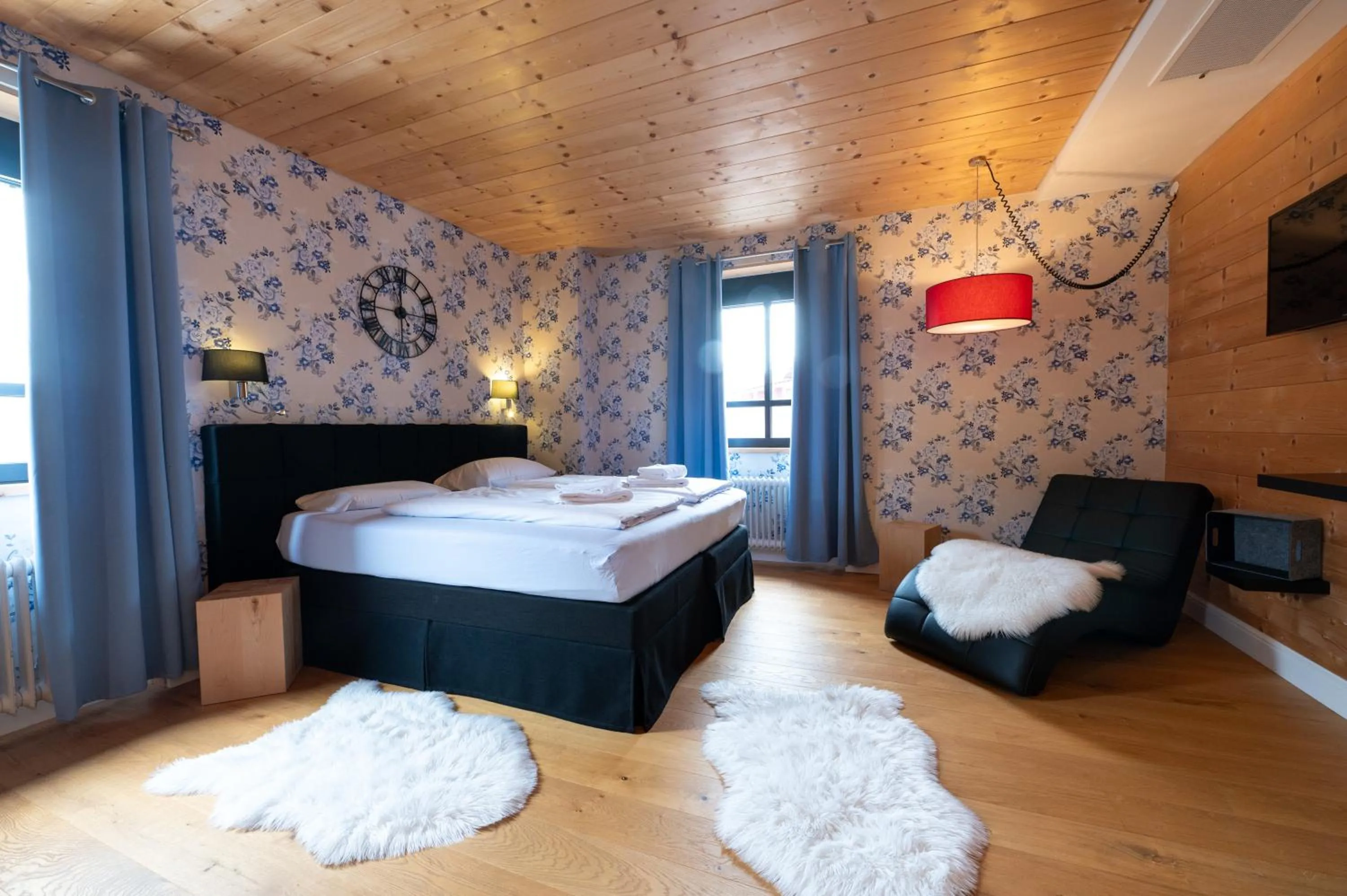 Photo of the whole room, Bed in Design Hotel ALPENLIEBE - - - - Boutique-Flair - - - -