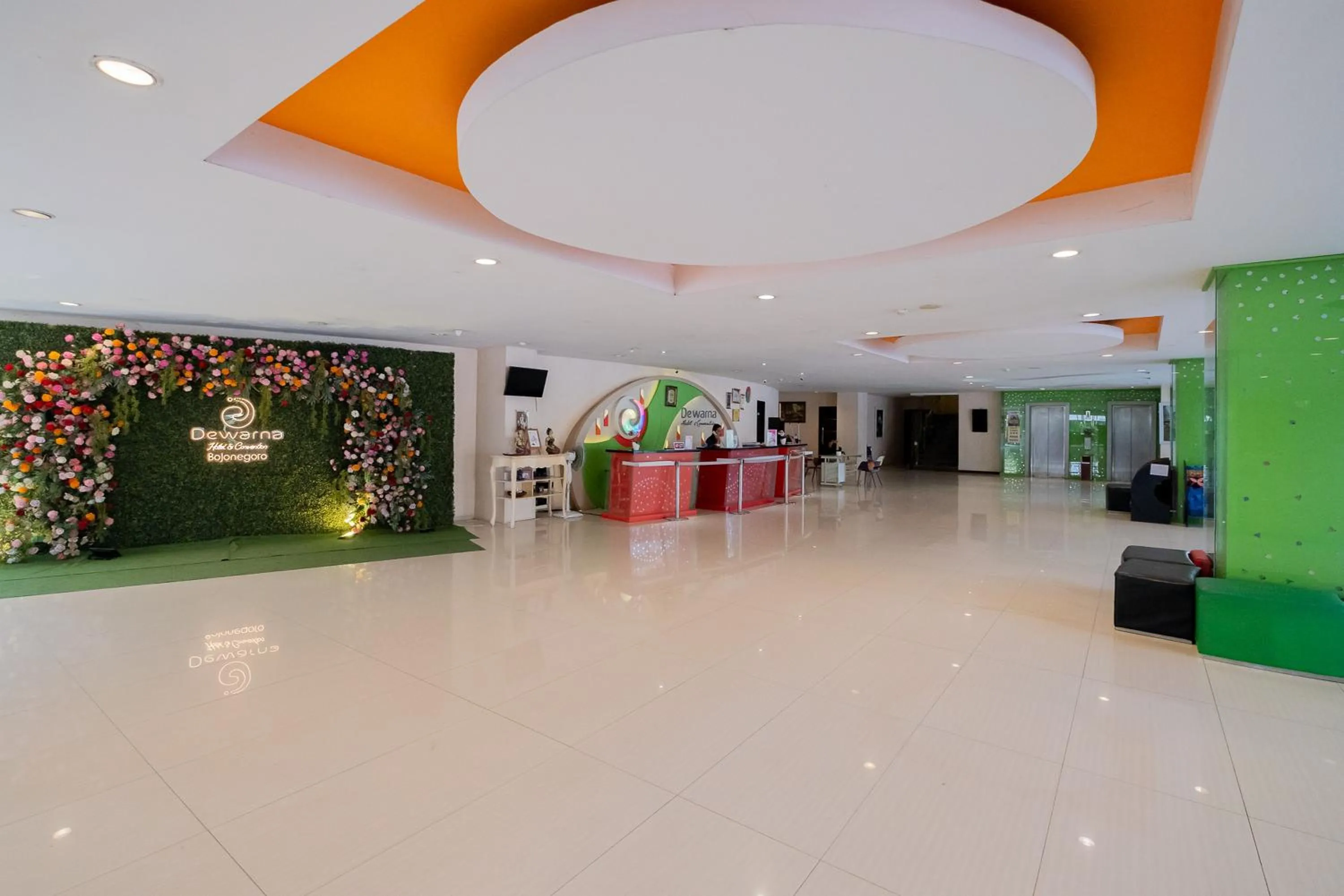 Lobby or reception in RedDoorz Premium @ Jalan Veteran Bojonegoro