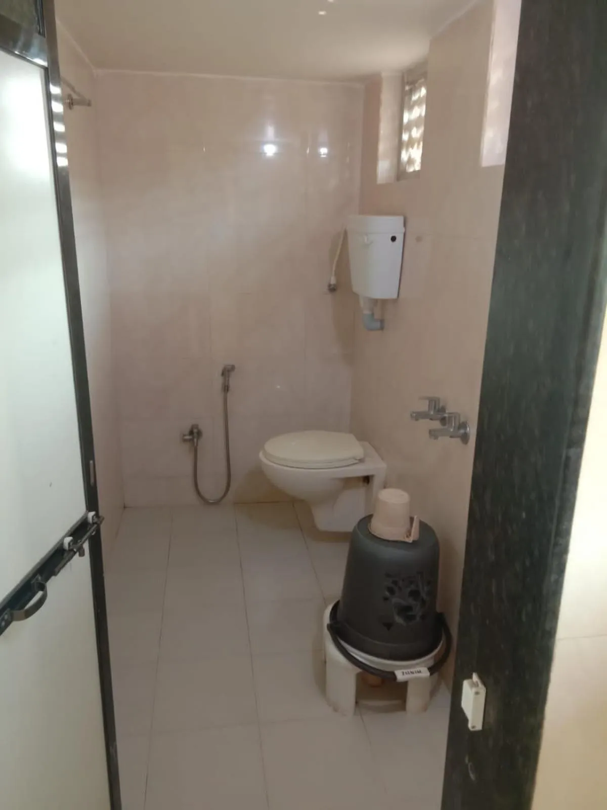 Shower in Hemprabha Bed & Breakfast, Ratnagiri