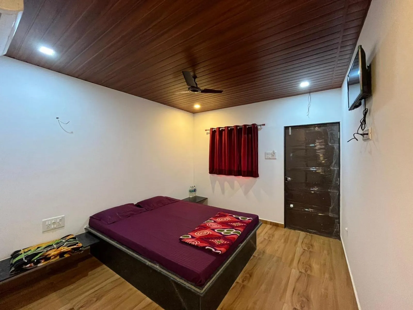 Bed in Hemprabha Bed & Breakfast, Ratnagiri