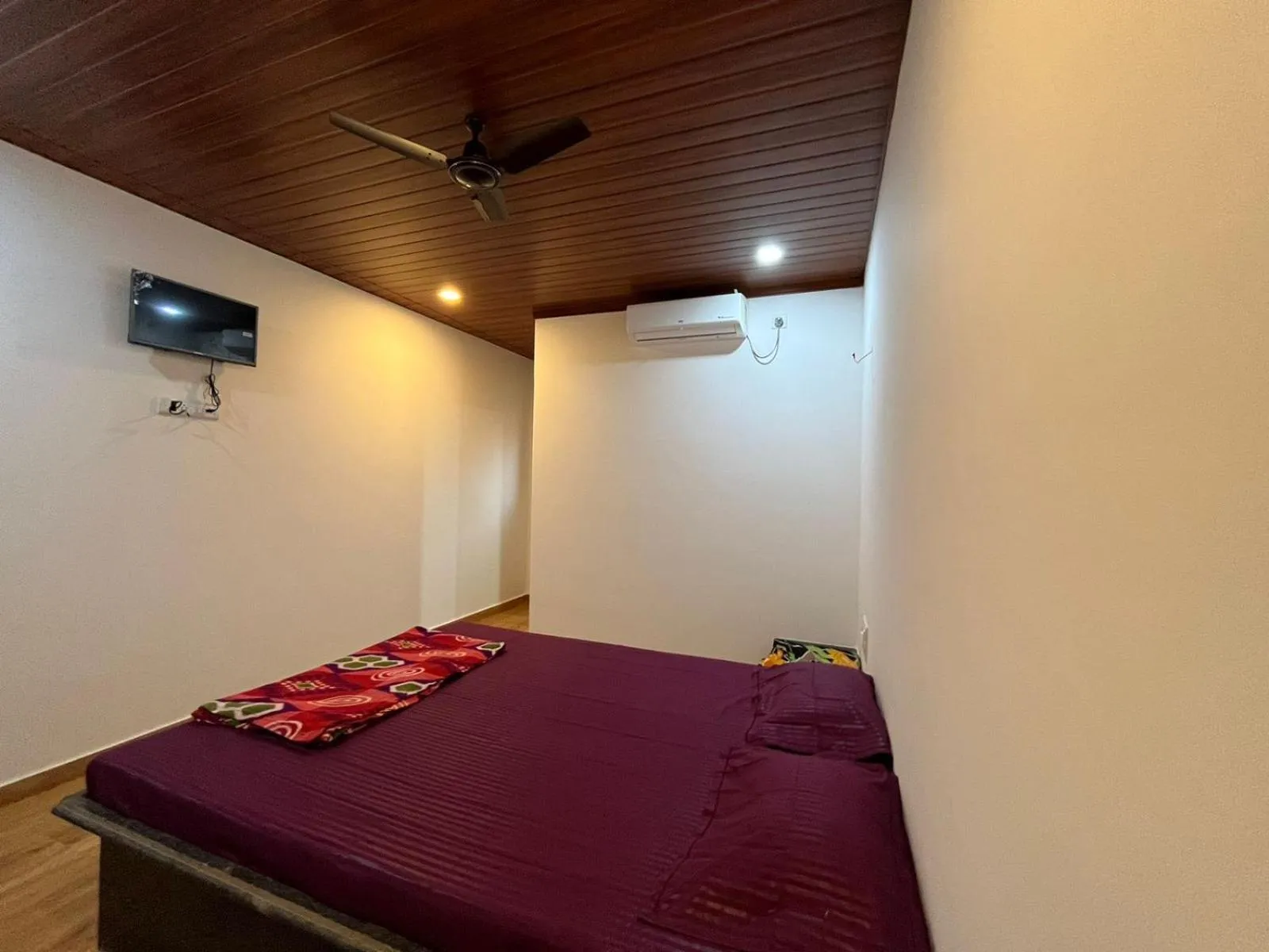 TV and multimedia, Bed in Hemprabha Bed & Breakfast, Ratnagiri