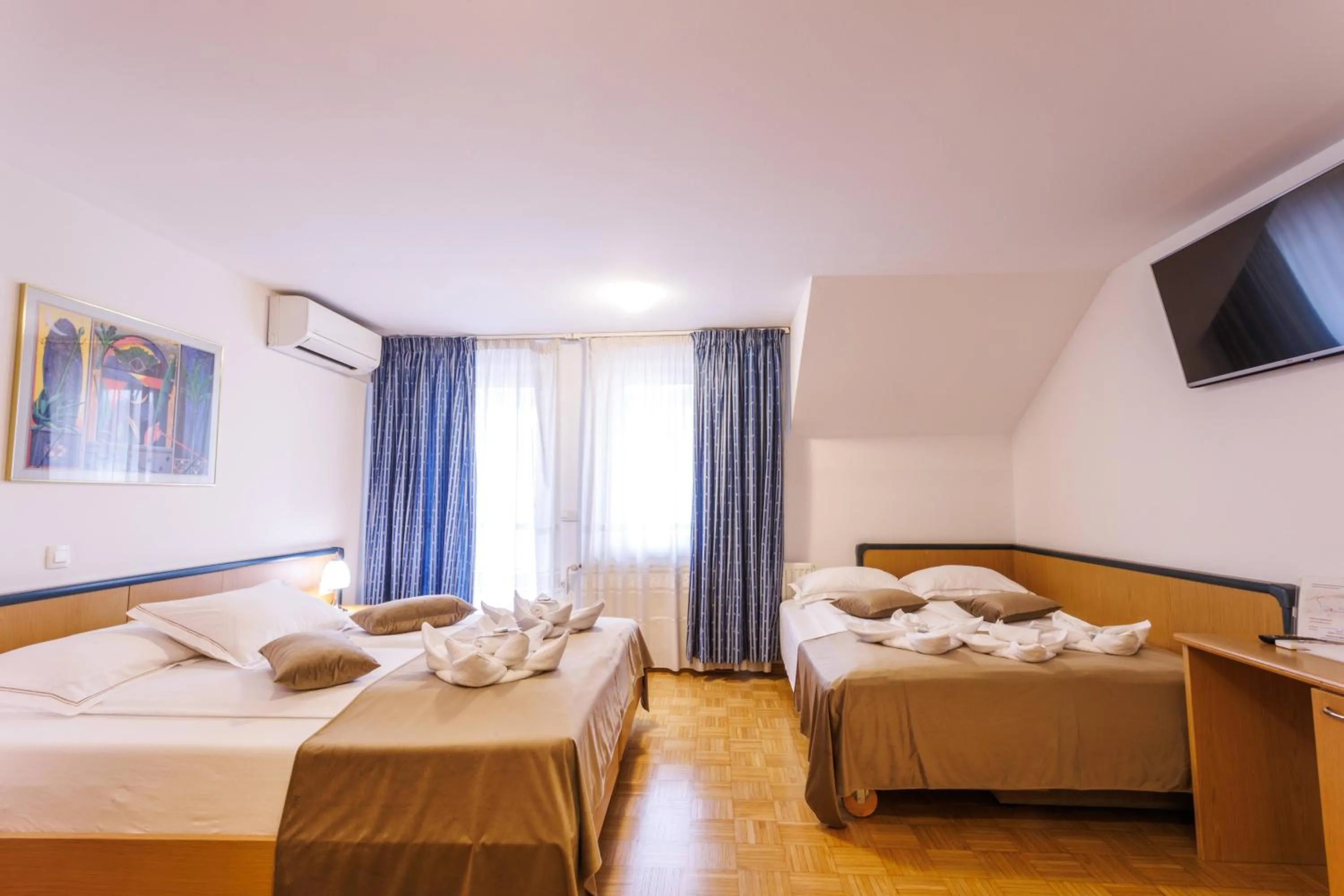 TV and multimedia, Bed in Hotel Vegov Hram