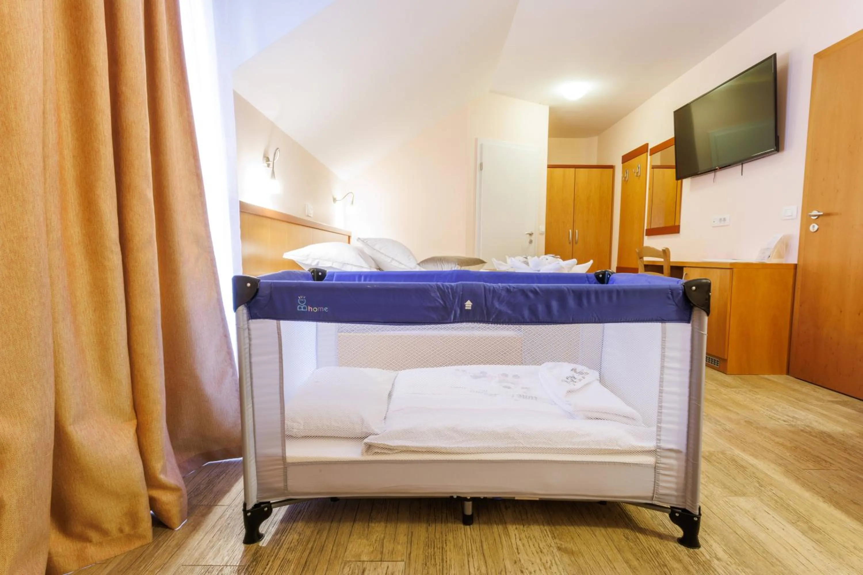 TV and multimedia, Bed in Hotel Vegov Hram