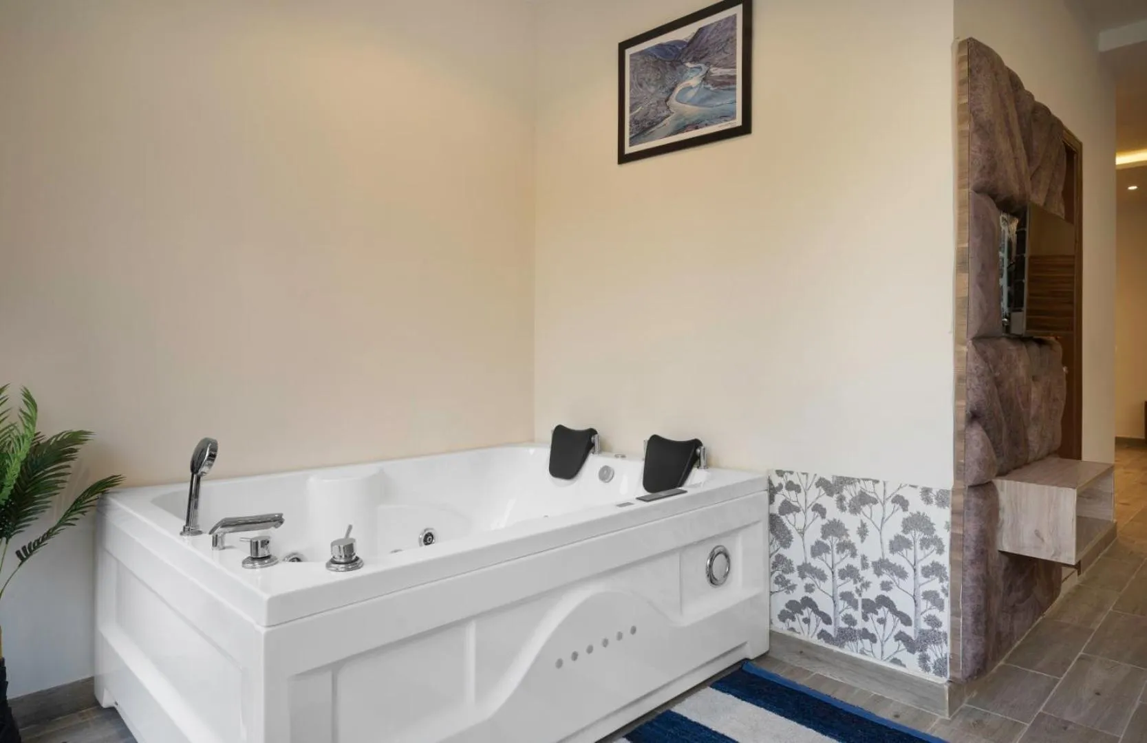 Hot Tub in SPT Clarks Inn Suite, Mandi