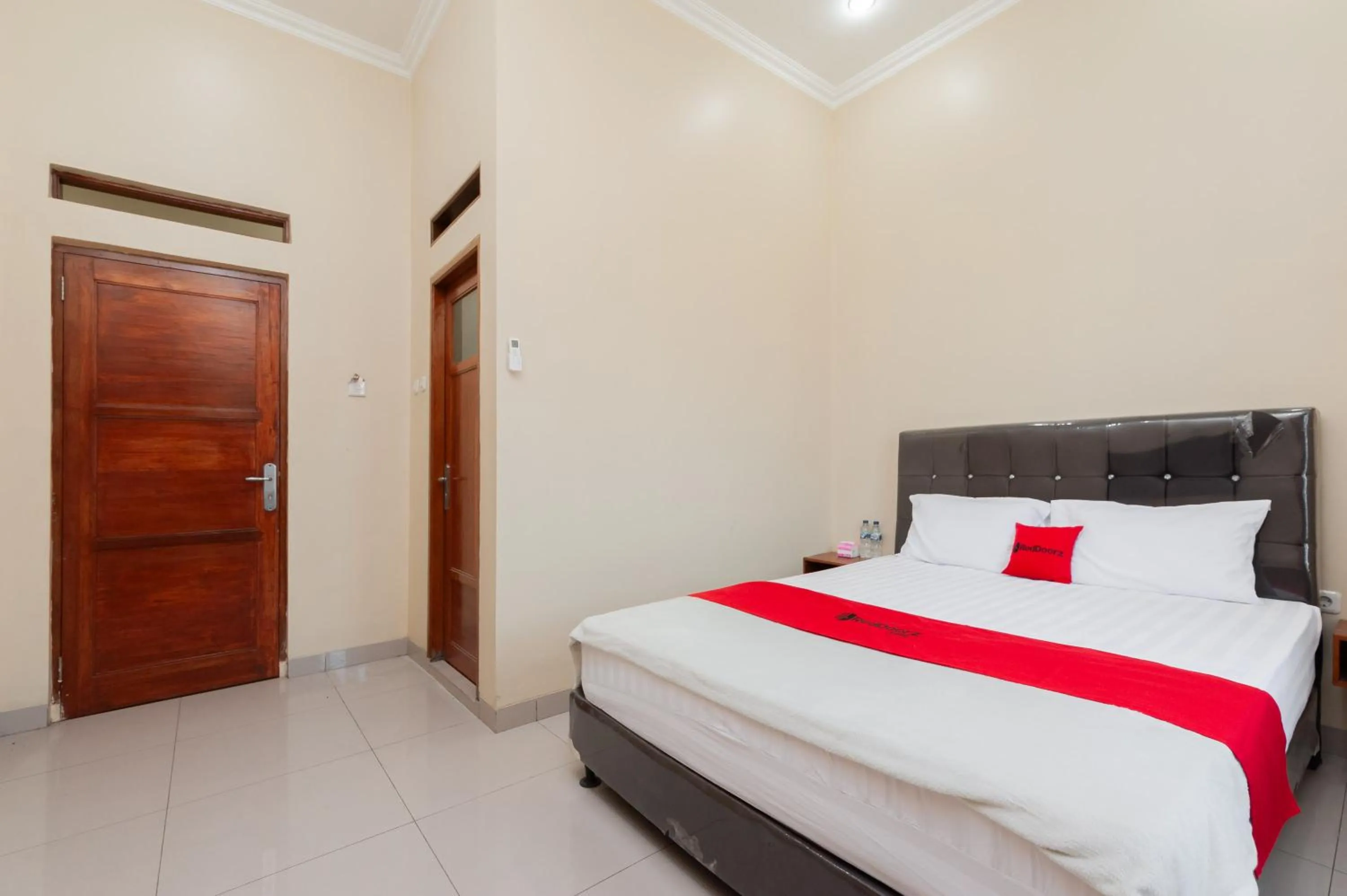 Bedroom, Bed in RedDoorz Syariah near Lemahabang Station
