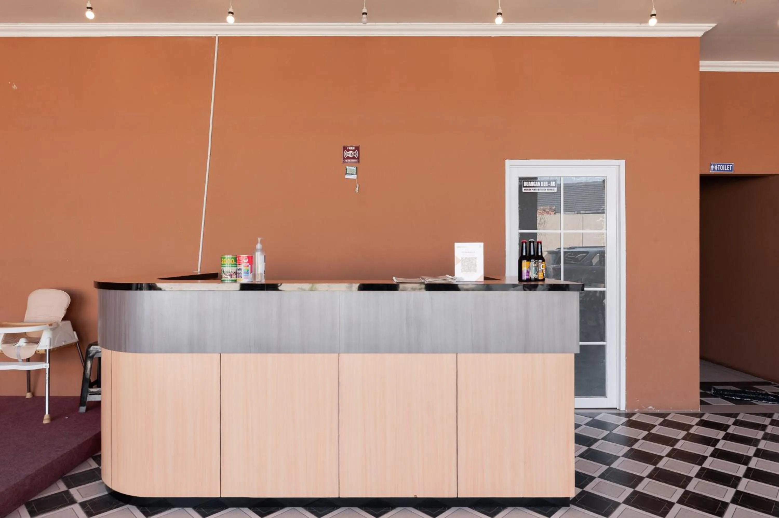 Lobby or reception in RedDoorz Syariah near Lemahabang Station