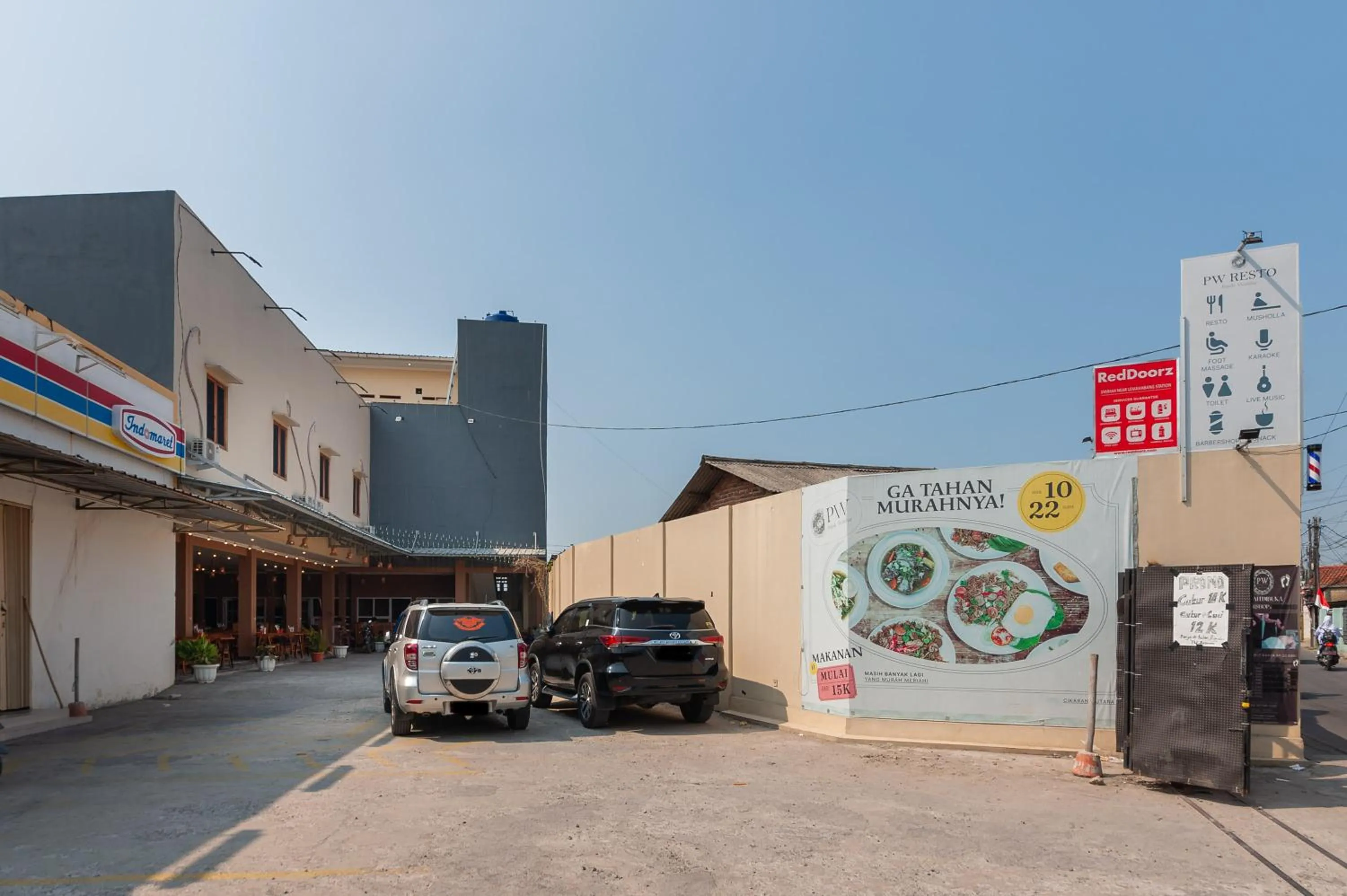 Parking in RedDoorz Syariah near Lemahabang Station