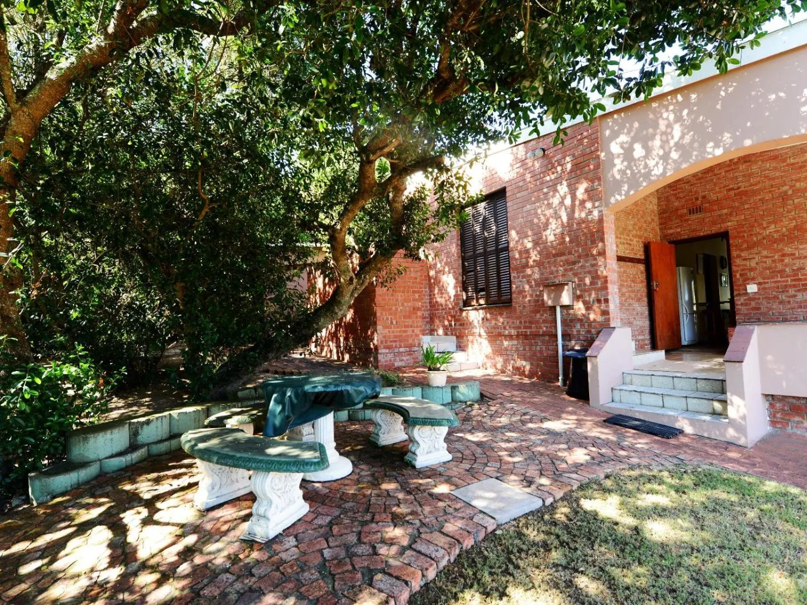 BBQ facilities in Water's Edge