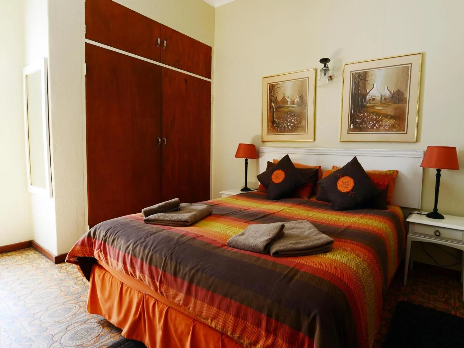 Photo of the whole room, Bed in Water's Edge