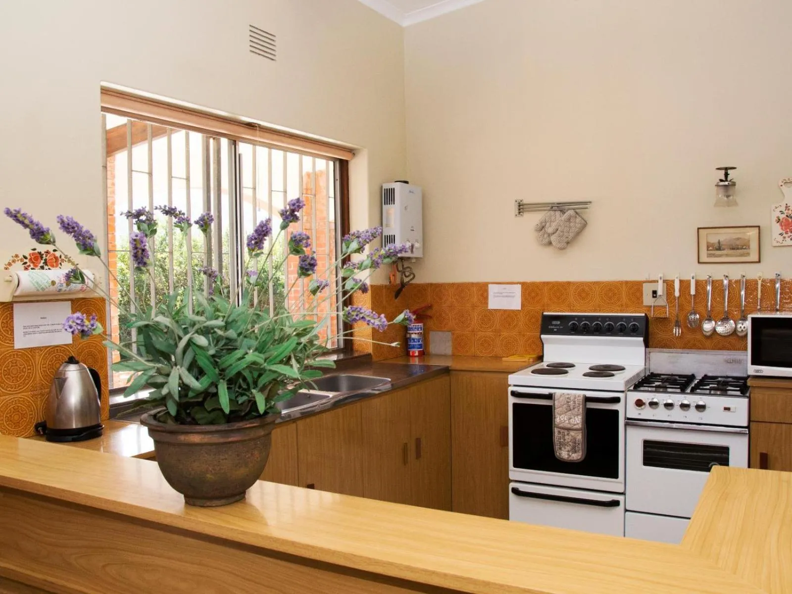 Dining area in Water's Edge