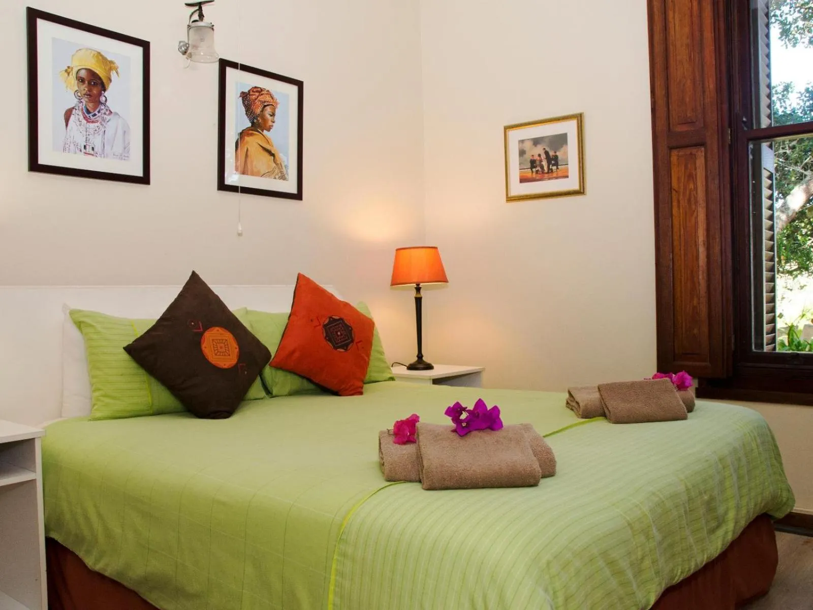 Photo of the whole room, Bed in Water's Edge