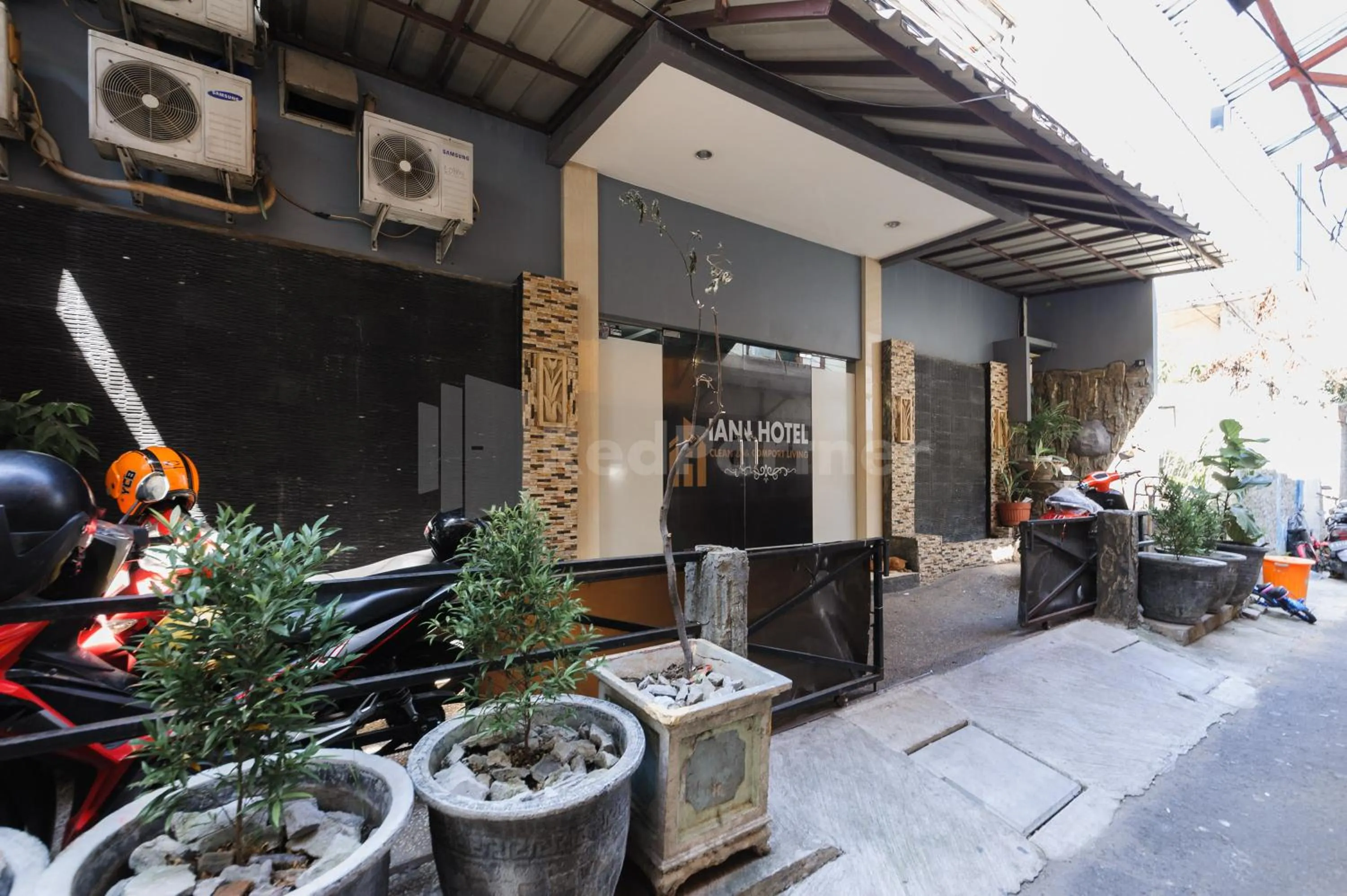 Facade/entrance in Urbanview Hotel Ian Jaksa Kebon Sirih