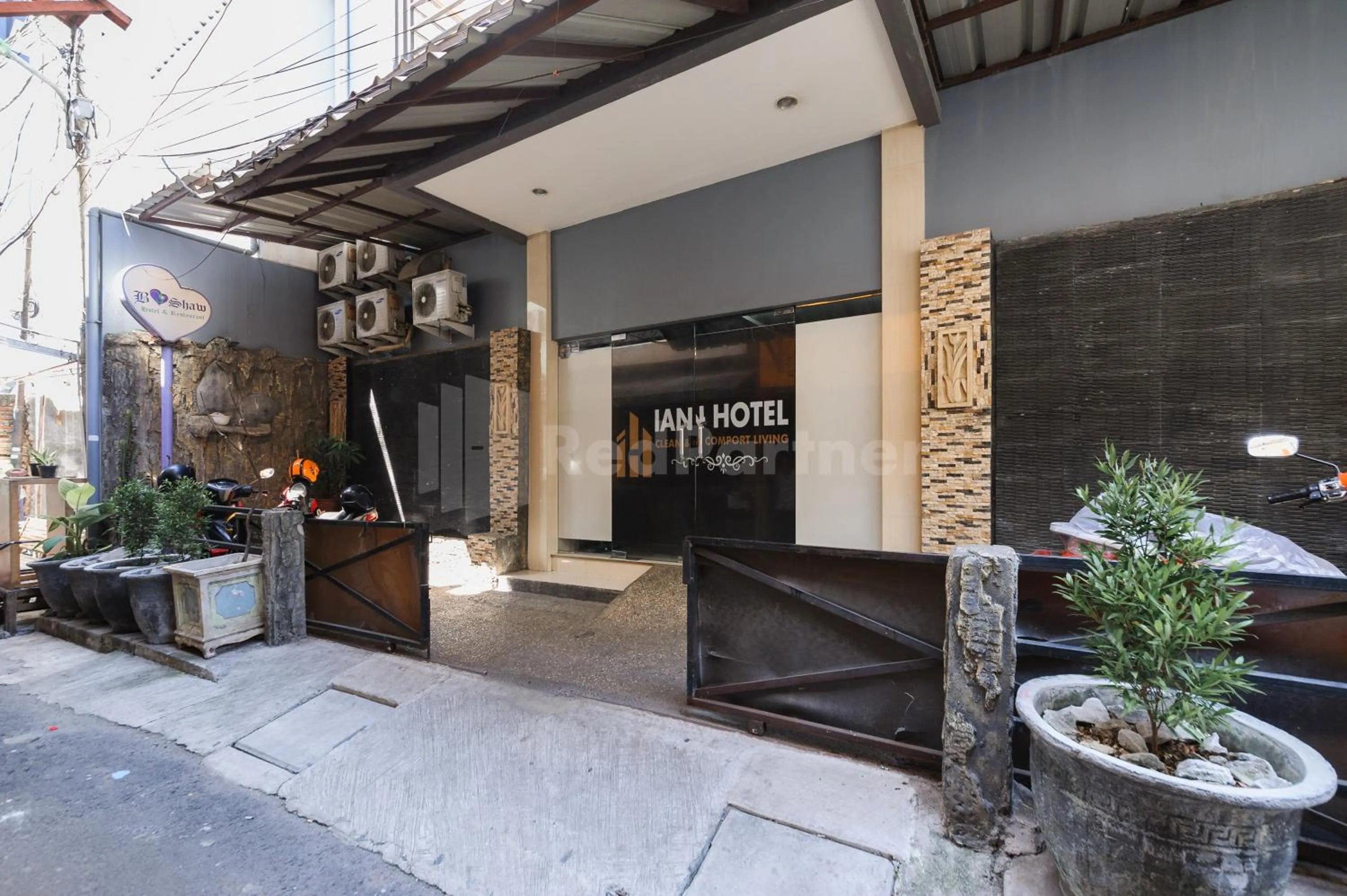 Facade/entrance in Urbanview Hotel Ian Jaksa Kebon Sirih