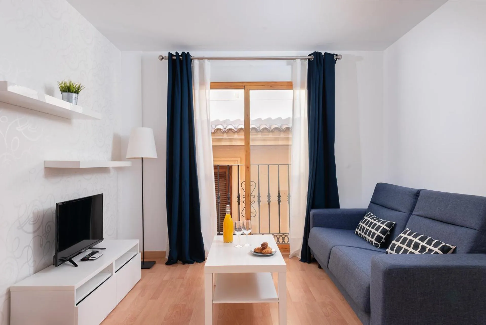 Living room in Apartamentos Globus by Be Alicante