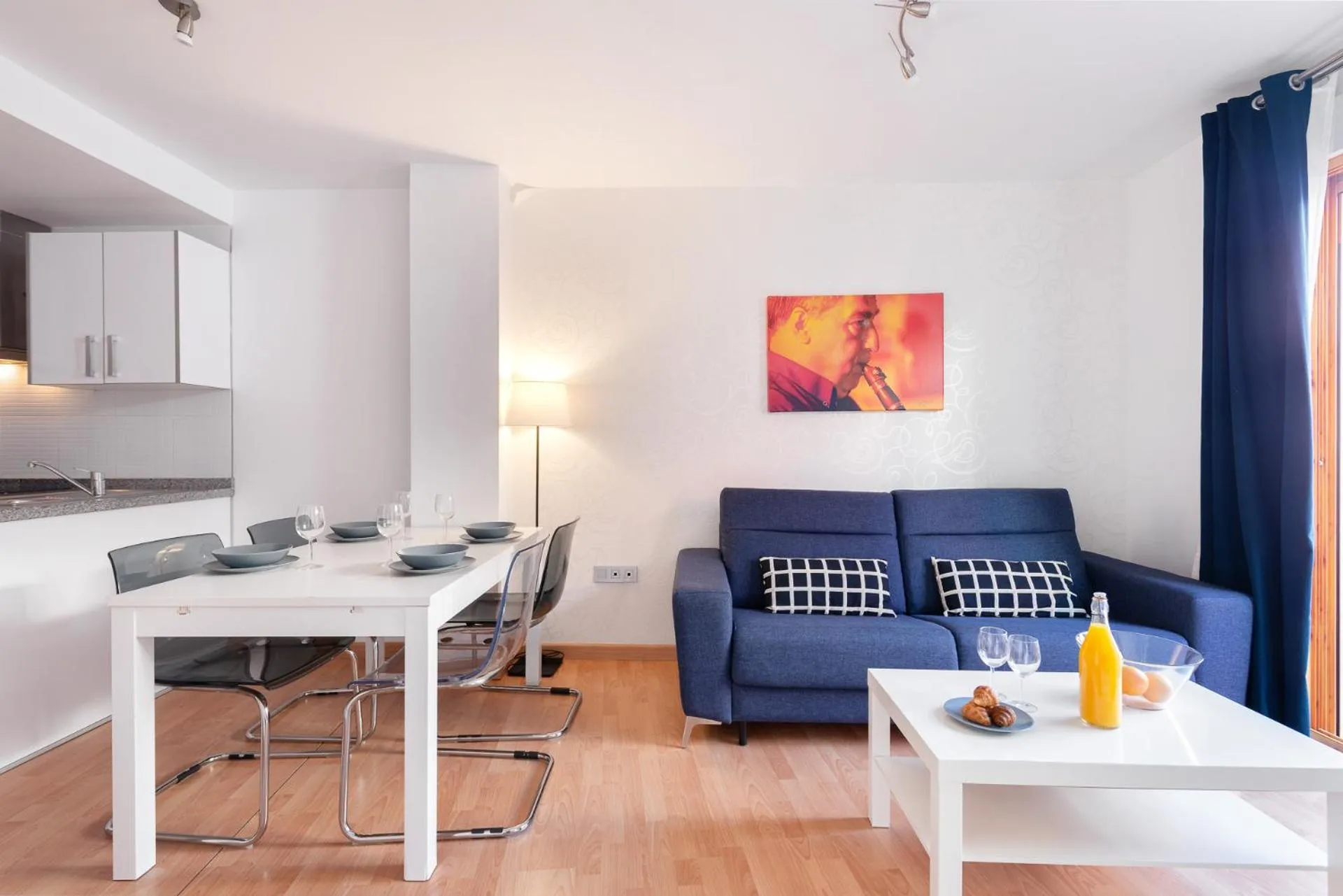 Living room in Apartamentos Globus by Be Alicante