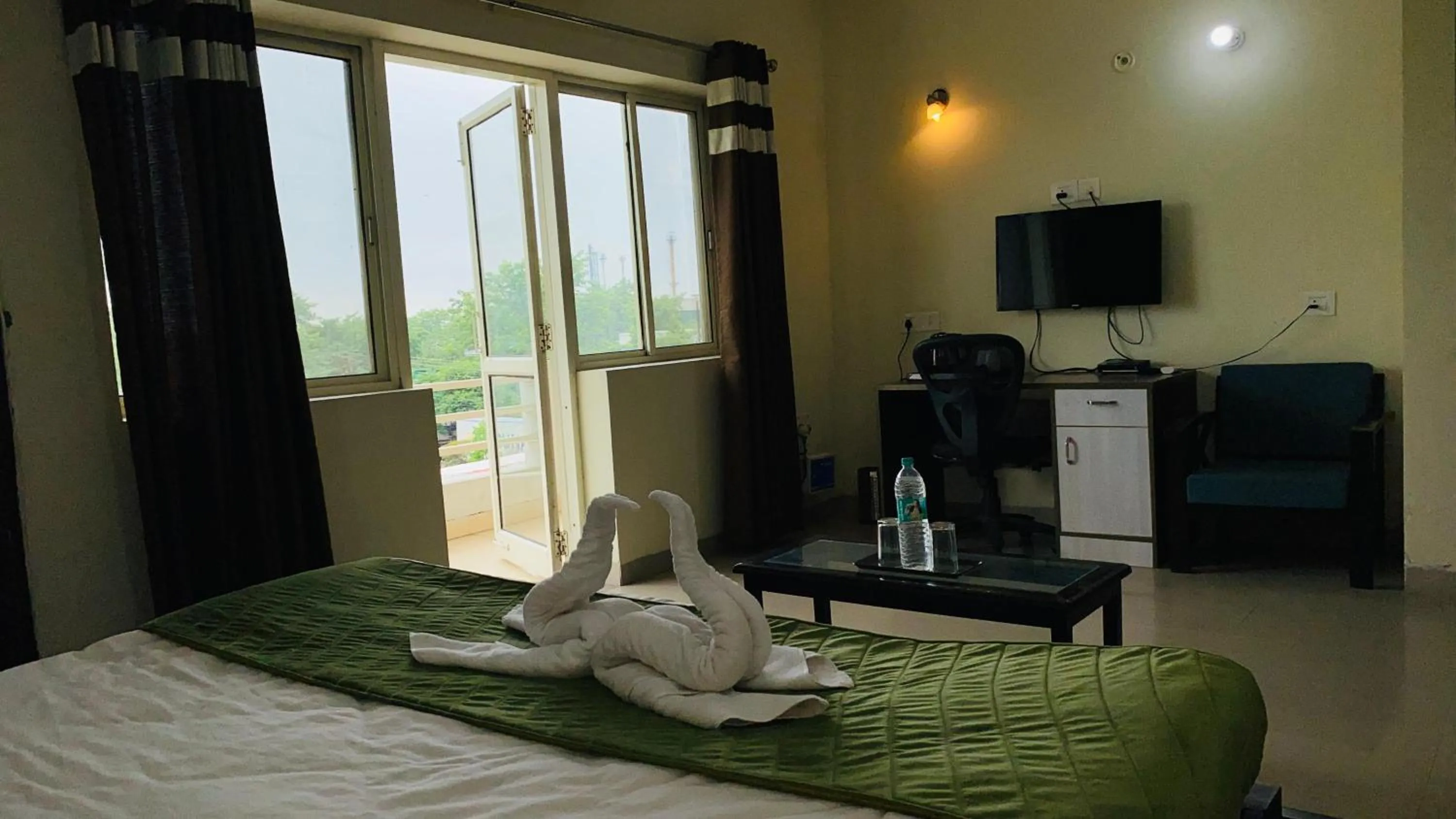 Photo of the whole room, Bed in LivBox