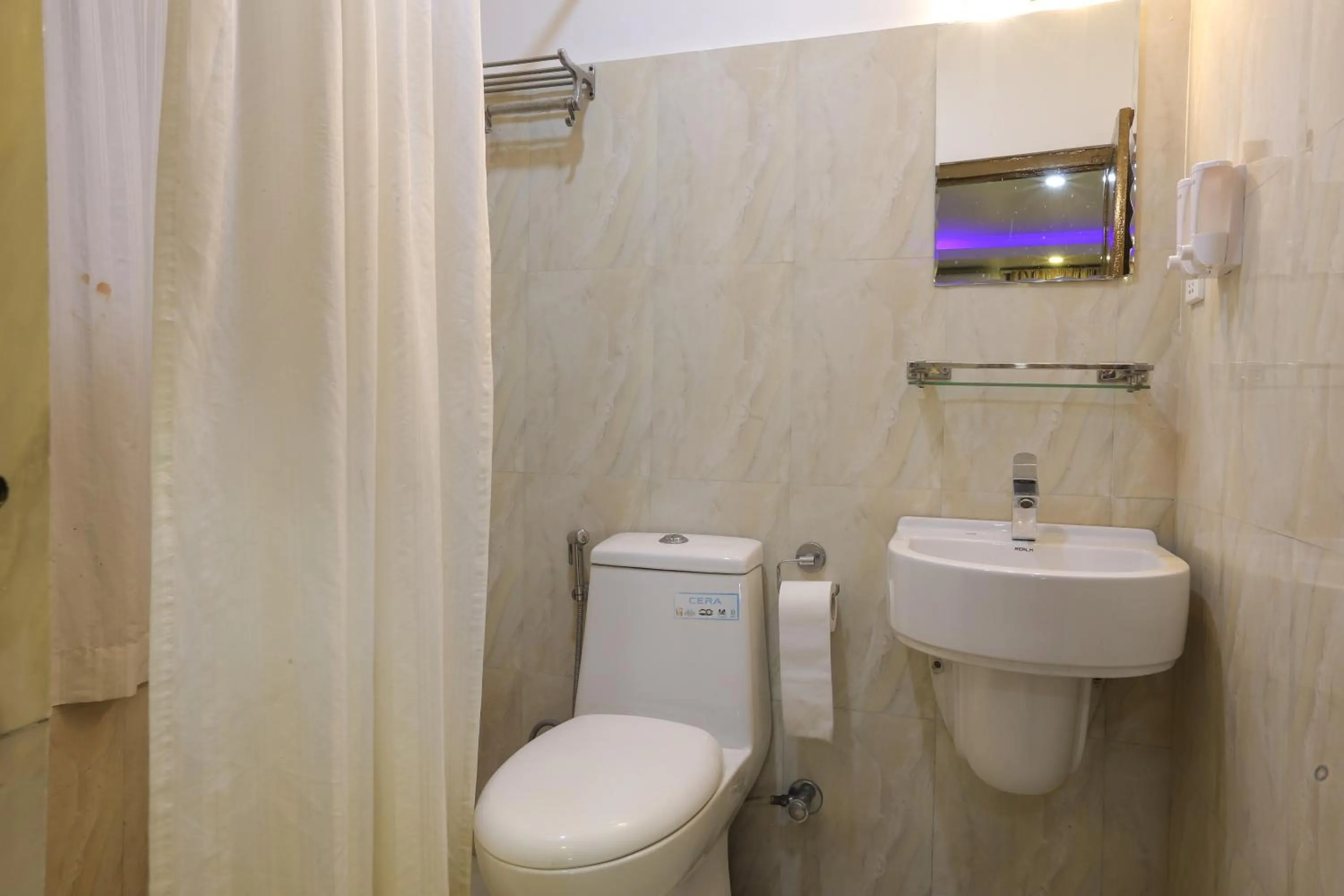 Shower in Hotel Sekai