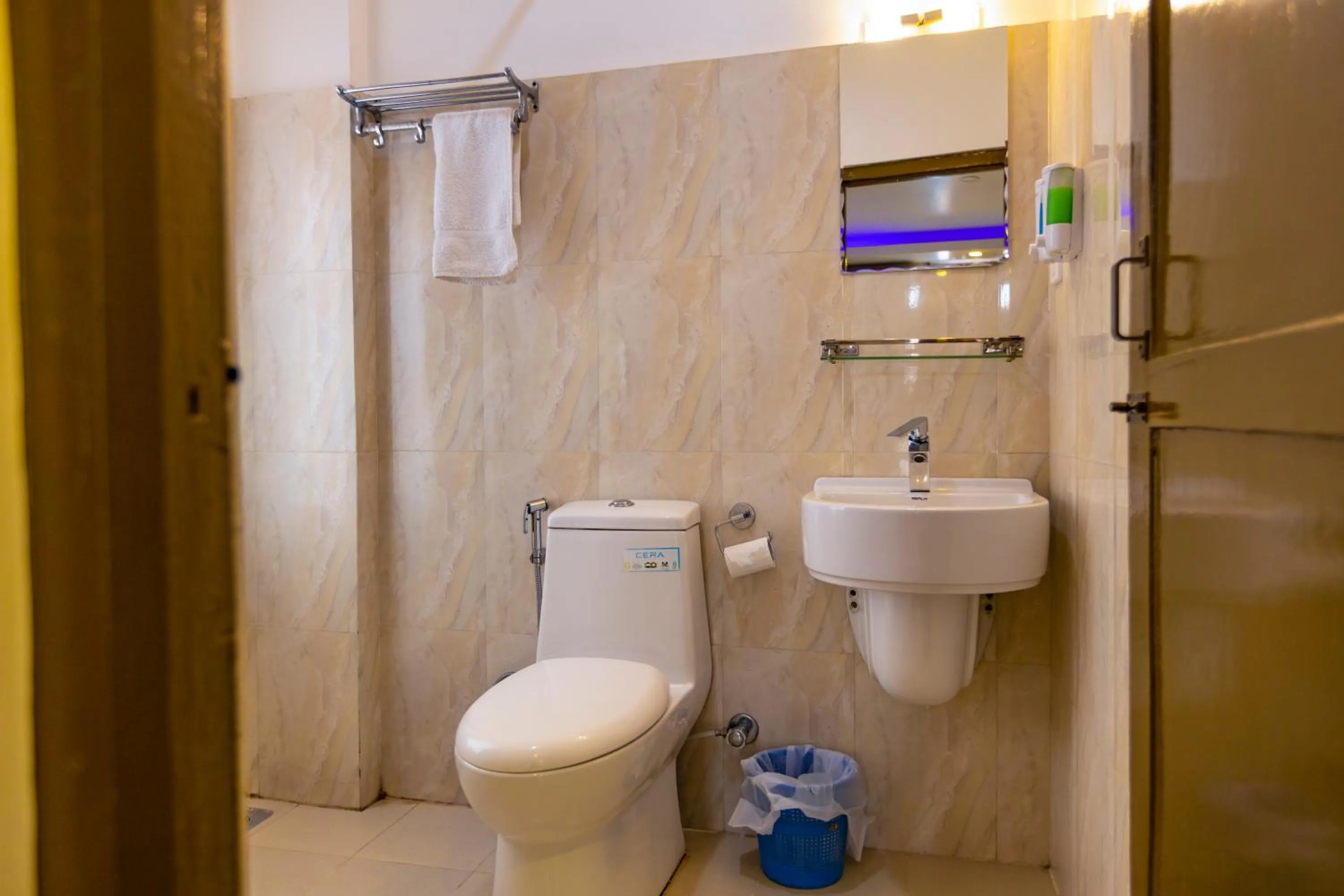 Toilet in Hotel Sekai