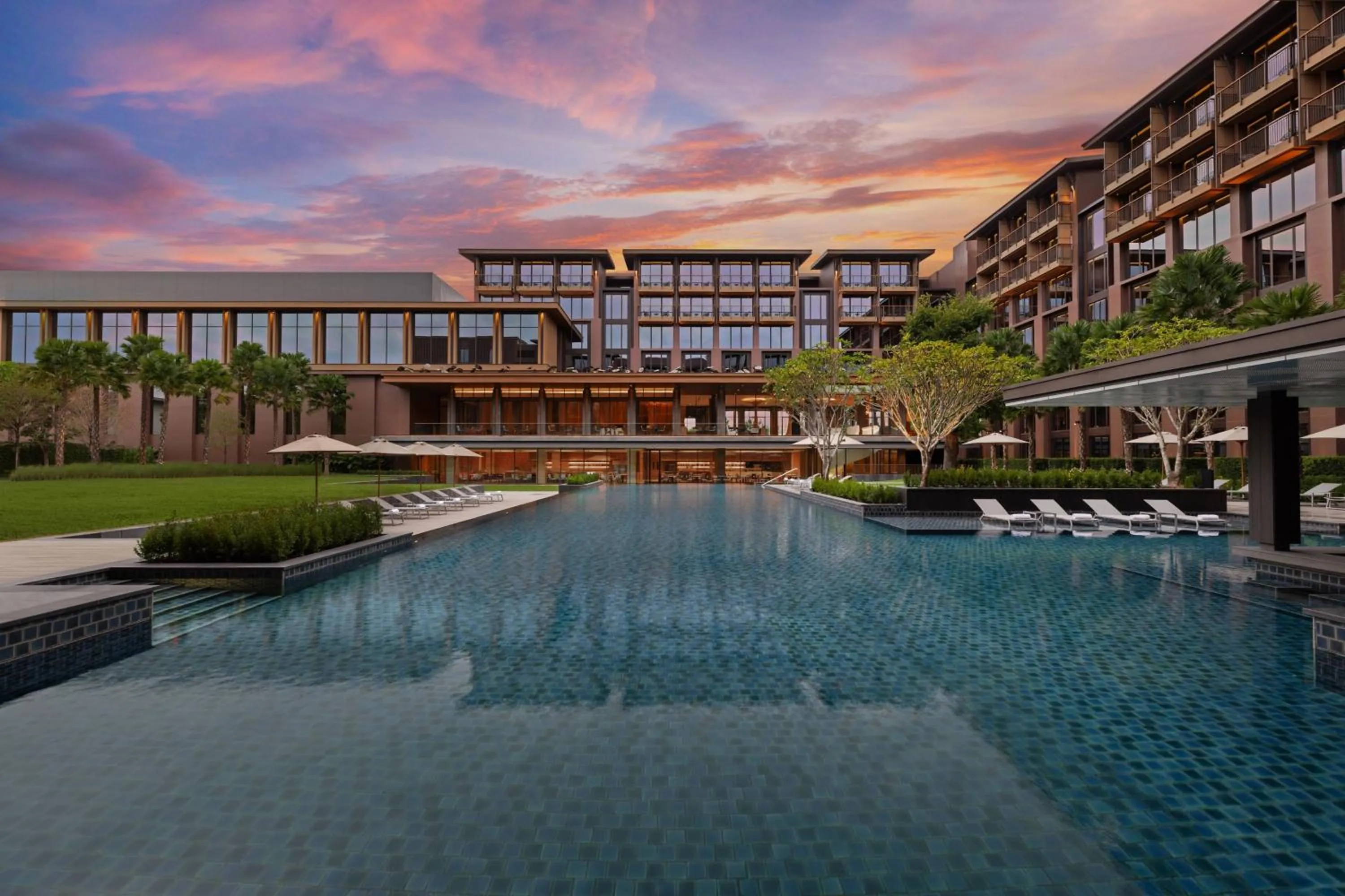 Swimming pool in Courtyard by Marriott Bangkok Suvarnabhumi Airport