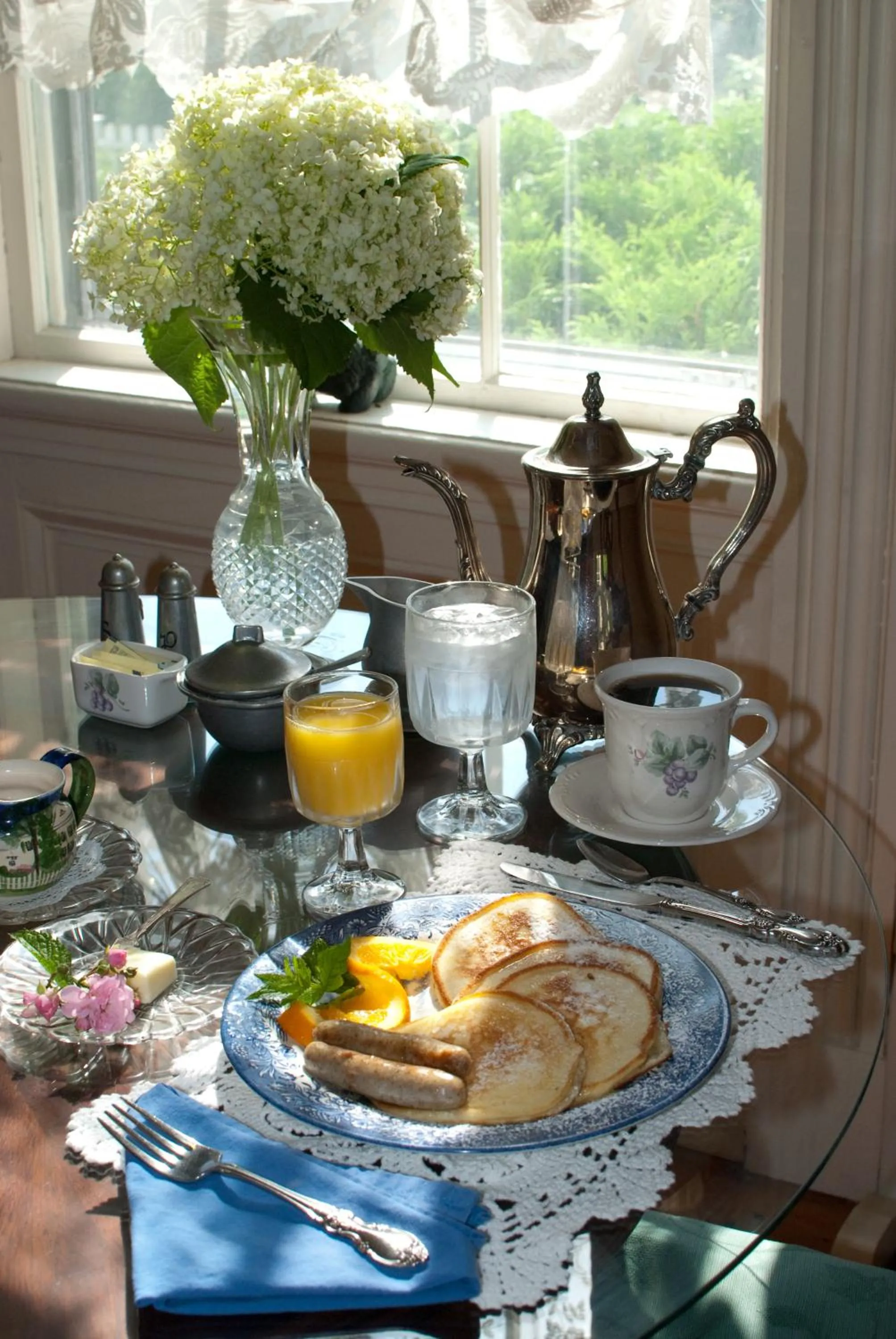 Breakfast in Strong House Inn