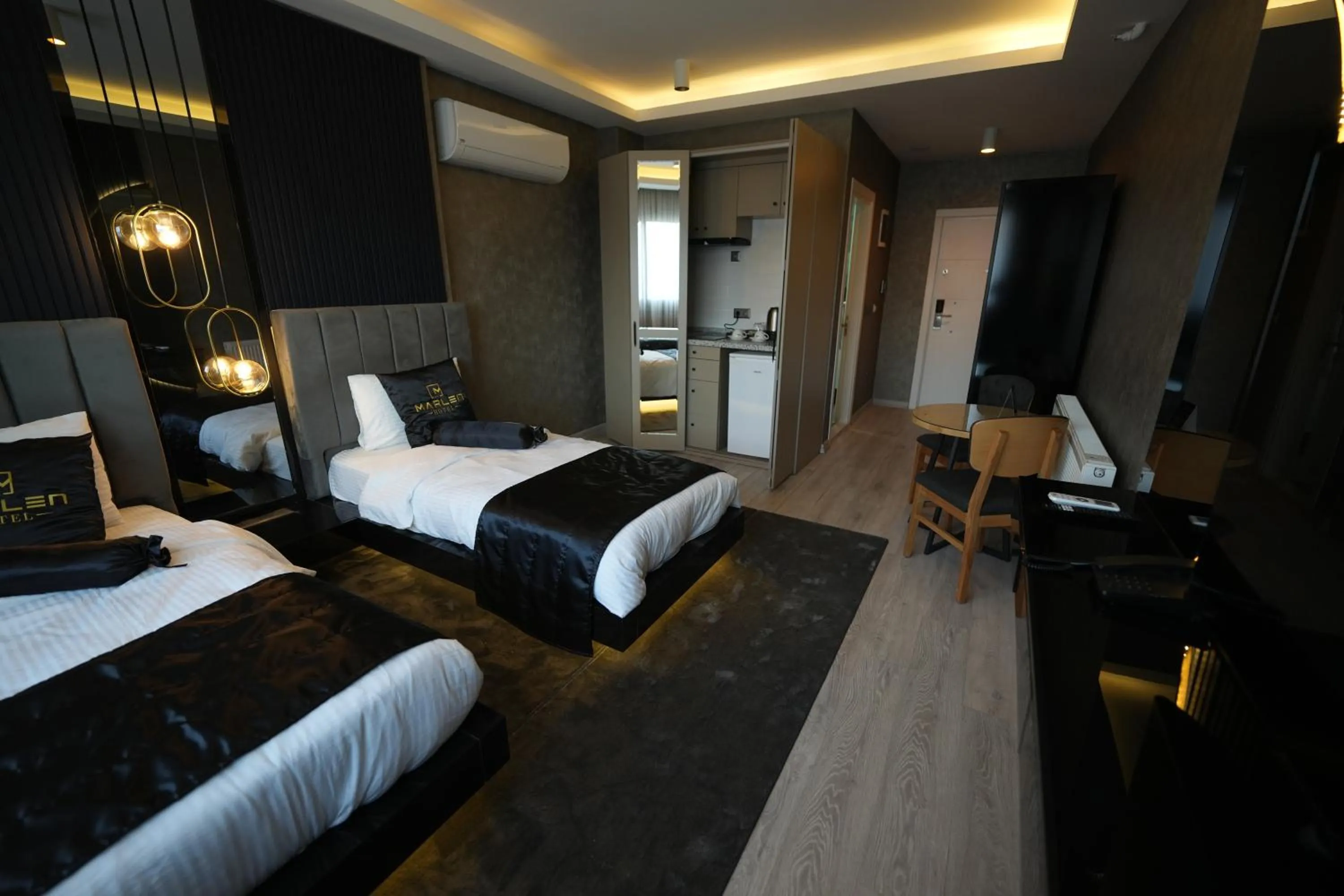 Living room, Bed in Marlen Hotel Bayraklı