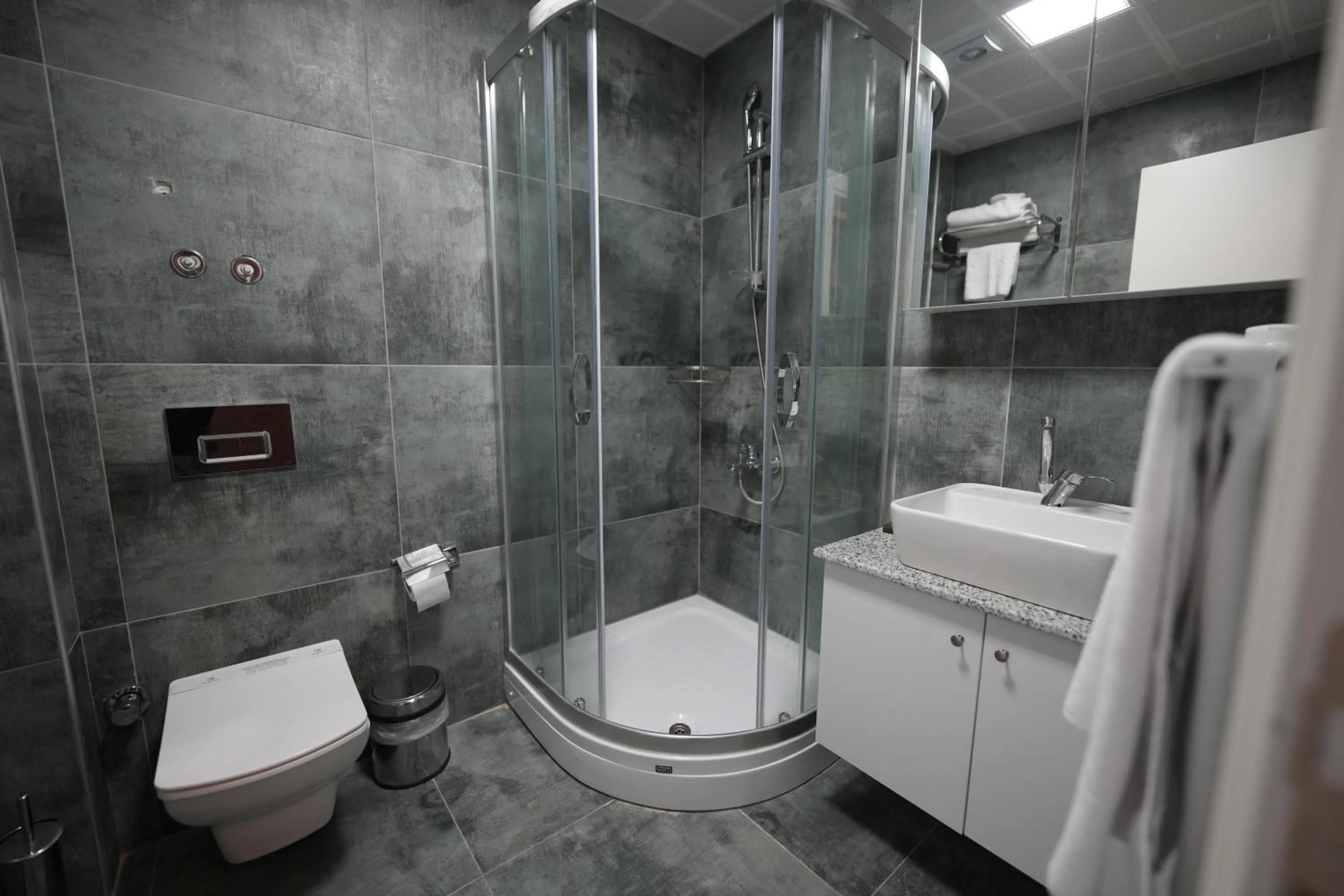 Shower in Marlen Hotel Bayraklı