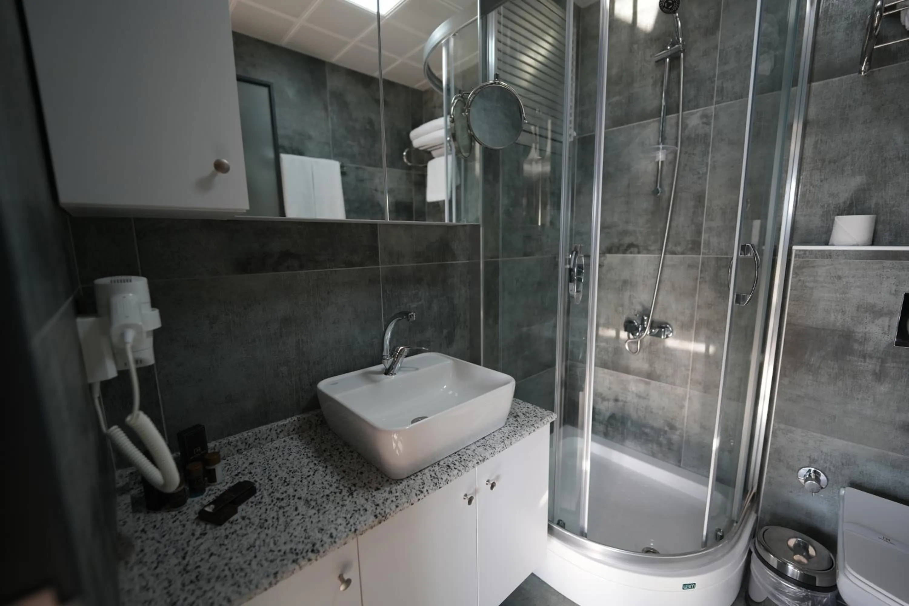 Shower in Marlen Hotel Bayraklı