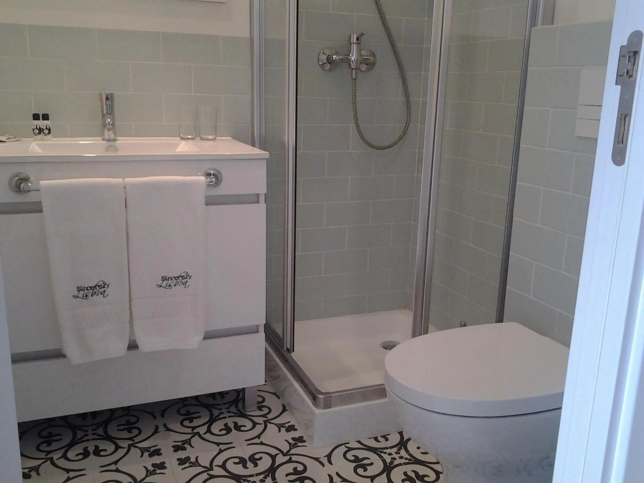 Shower in Sincerely Lisboa
