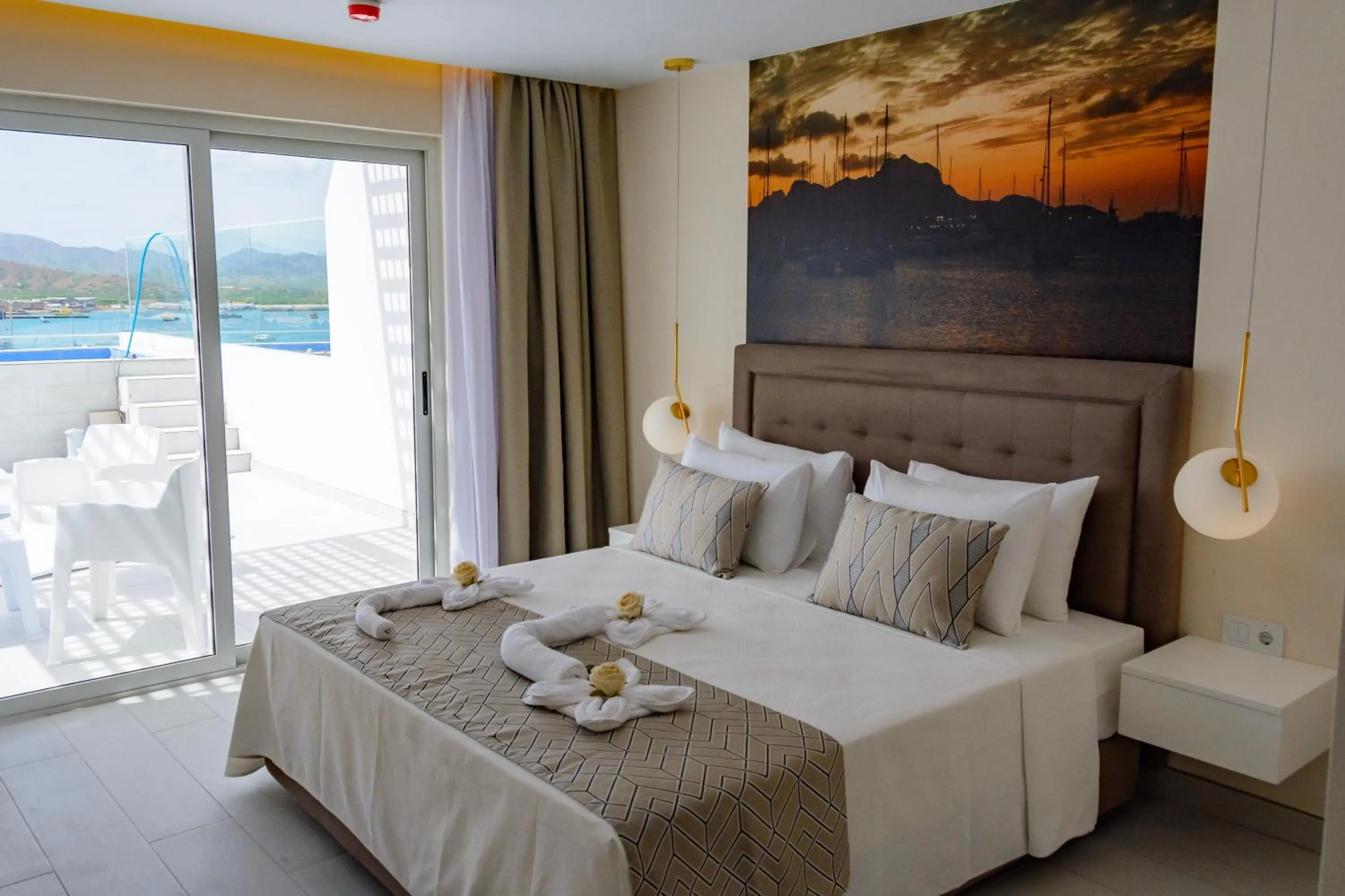 Swimming pool, Bed in Ouril Mindelo