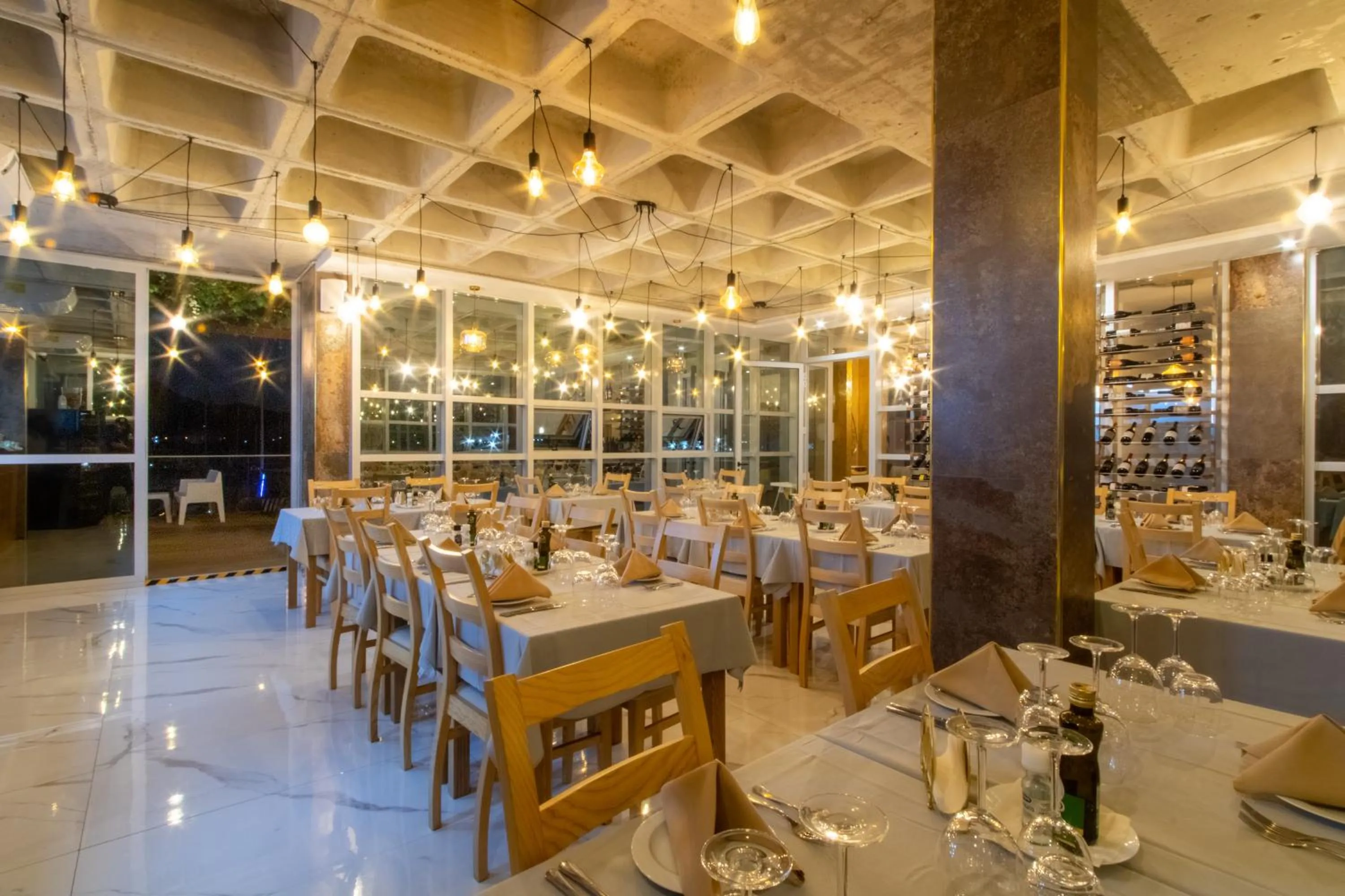 Restaurant/places to eat in Ouril Mindelo