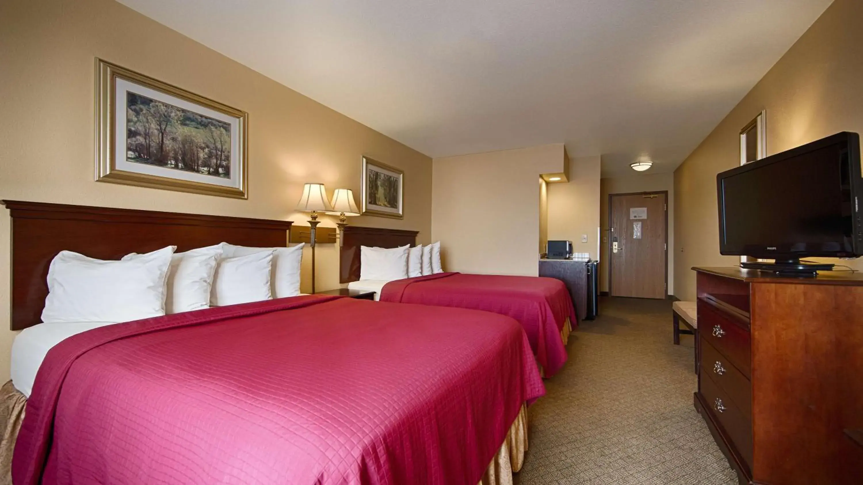 Queen Room with Two Queen Beds - Non-Smoking in Best Western Penn-Ohio Inn & Suites Queen Room with Two Queen Beds - Non-Smoking in Best Western Penn-Ohio Inn & Suites