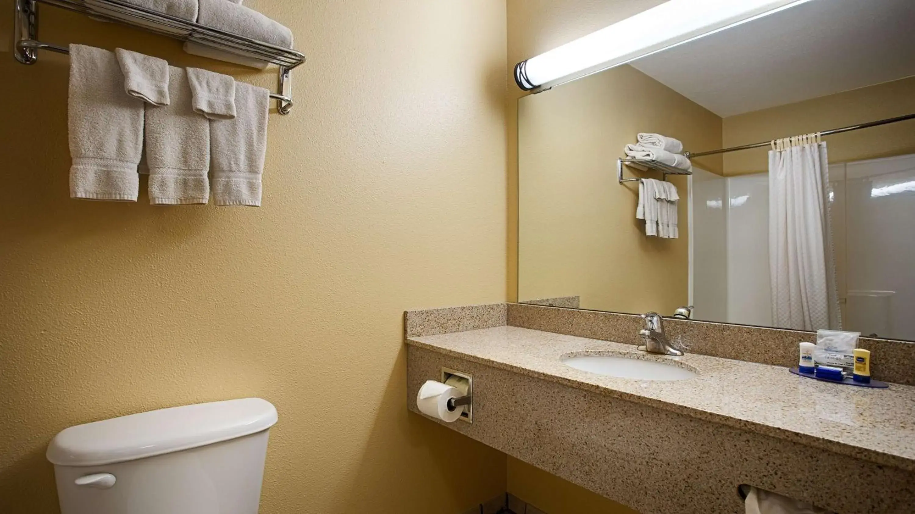 King Room with Bathtub - Mobility Accessible/Non-Smoking in Best Western Penn-Ohio Inn & Suites King Room with Bathtub - Mobility Accessible/Non-Smoking in Best Western Penn-Ohio Inn & Suites
