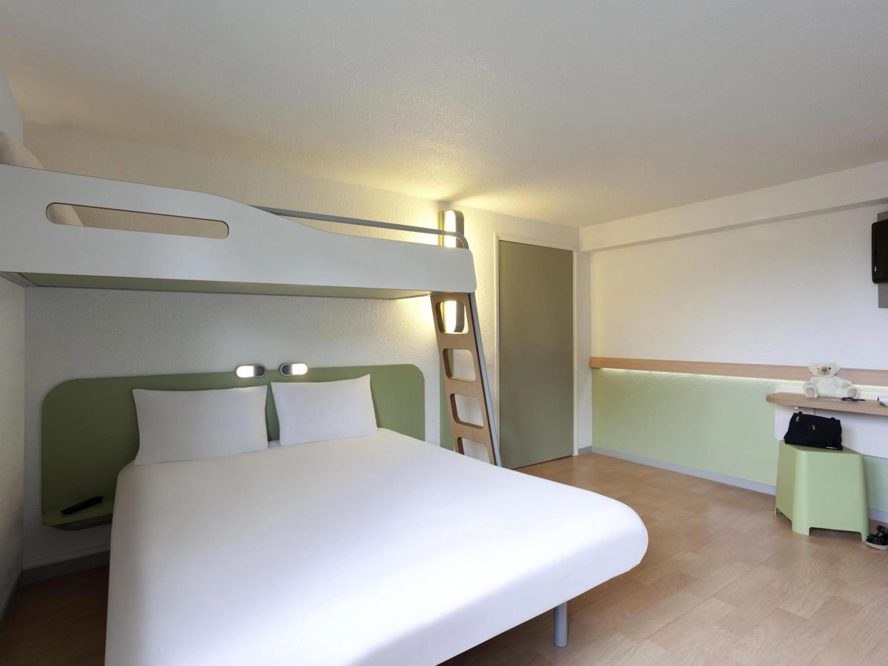 Bedroom, Bed in IBIS Budget Tarbes