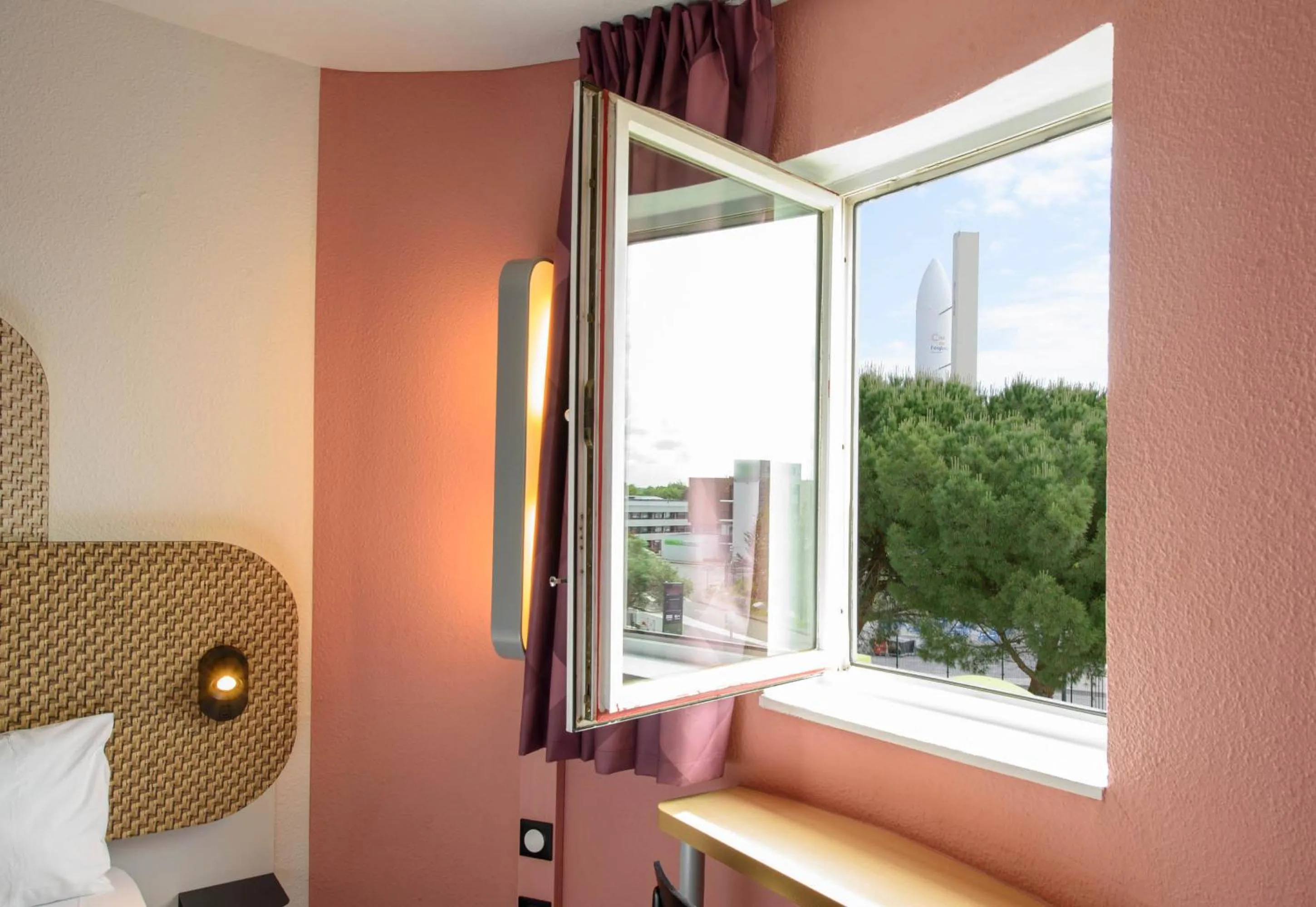 View (from property/room), Bed in B&B HOTEL Toulouse Cité de l'Espace Gonord