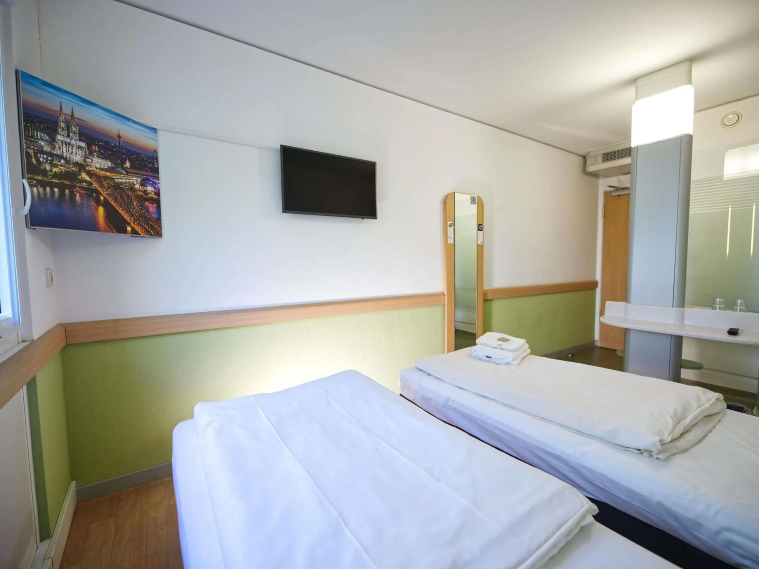 Bedroom, Bed in Ibis budget Koeln Messe