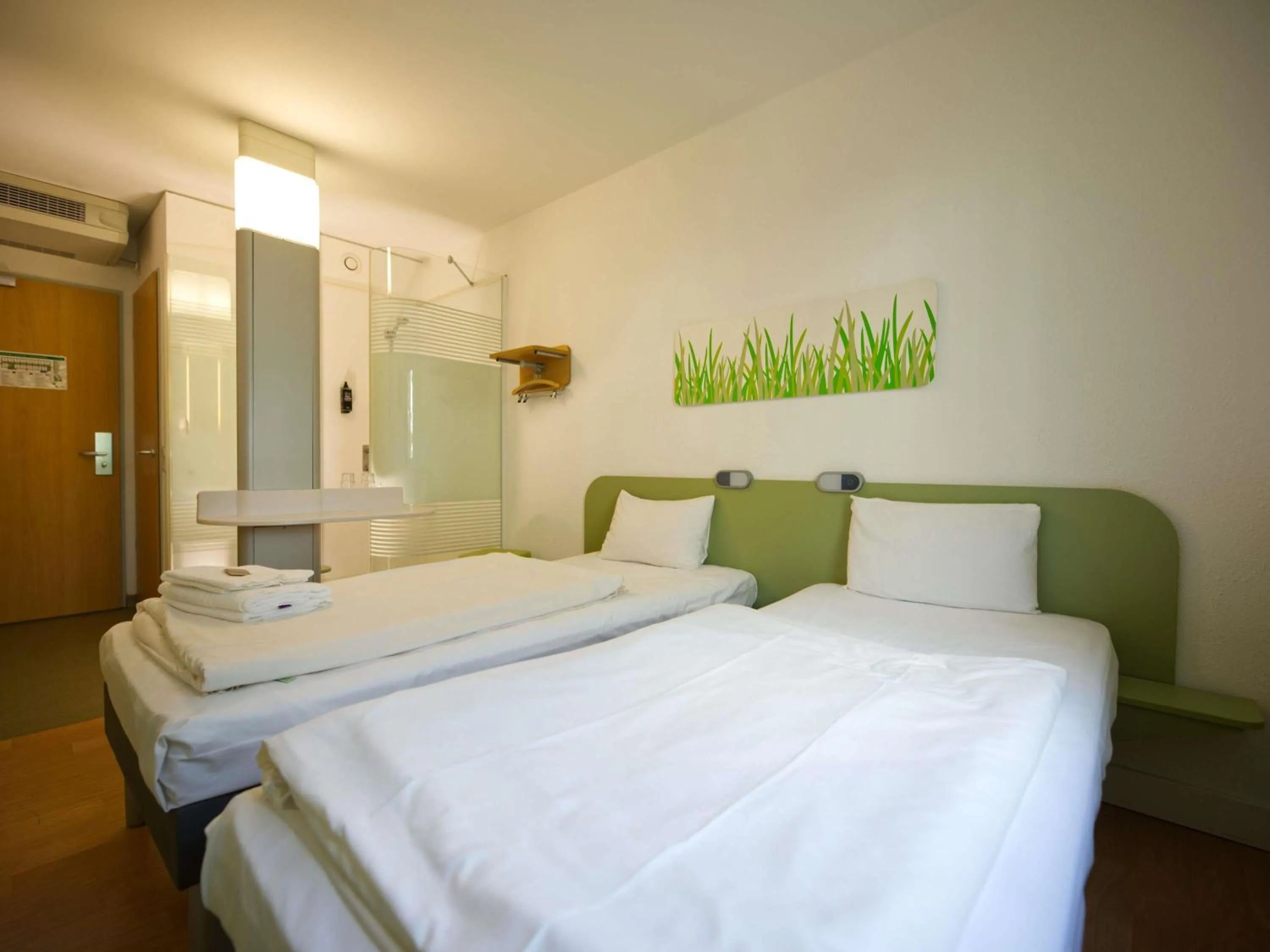 Bedroom, Bed in Ibis budget Koeln Messe