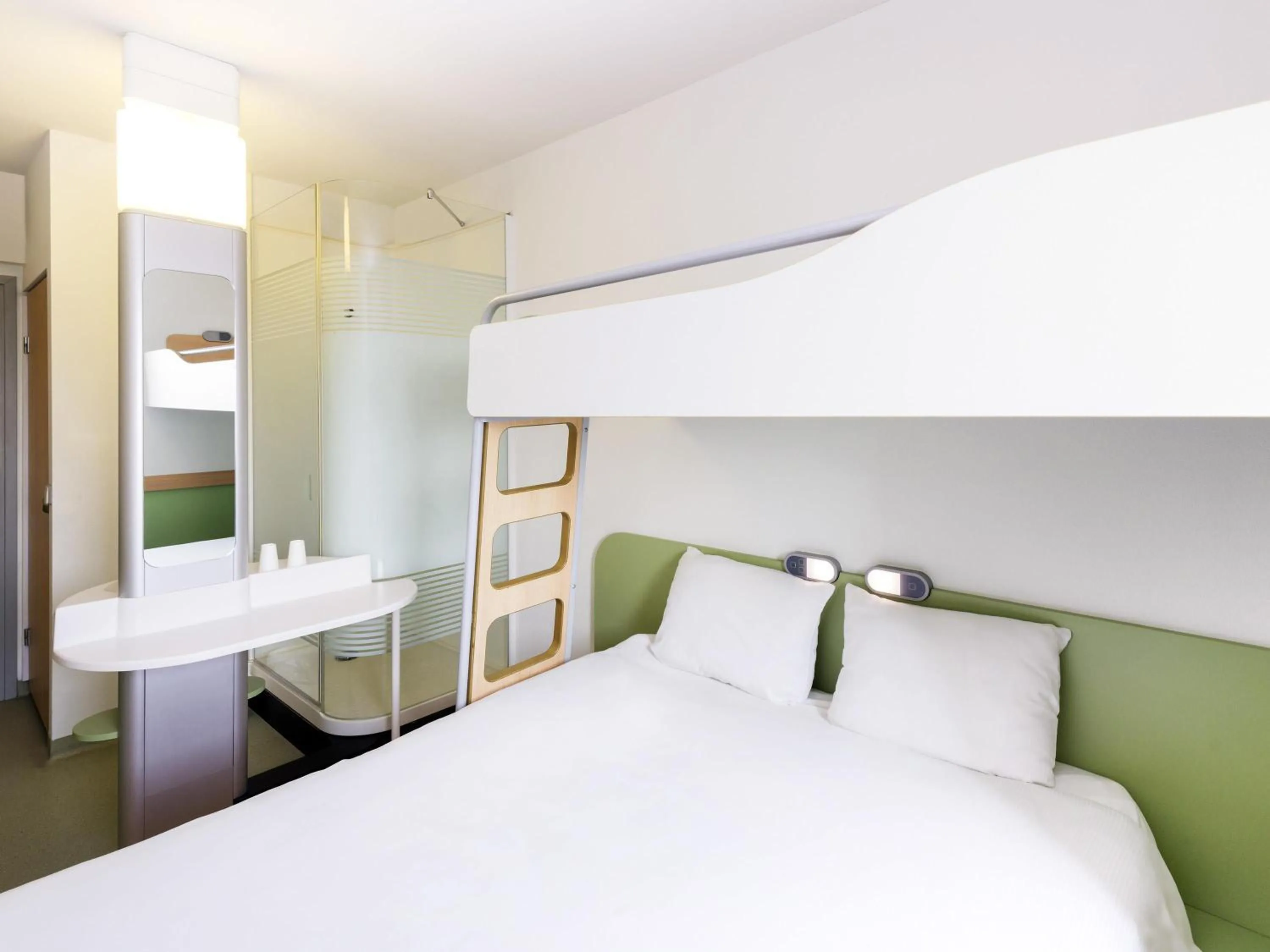 Bedroom, Bed in Ibis budget Koeln Messe