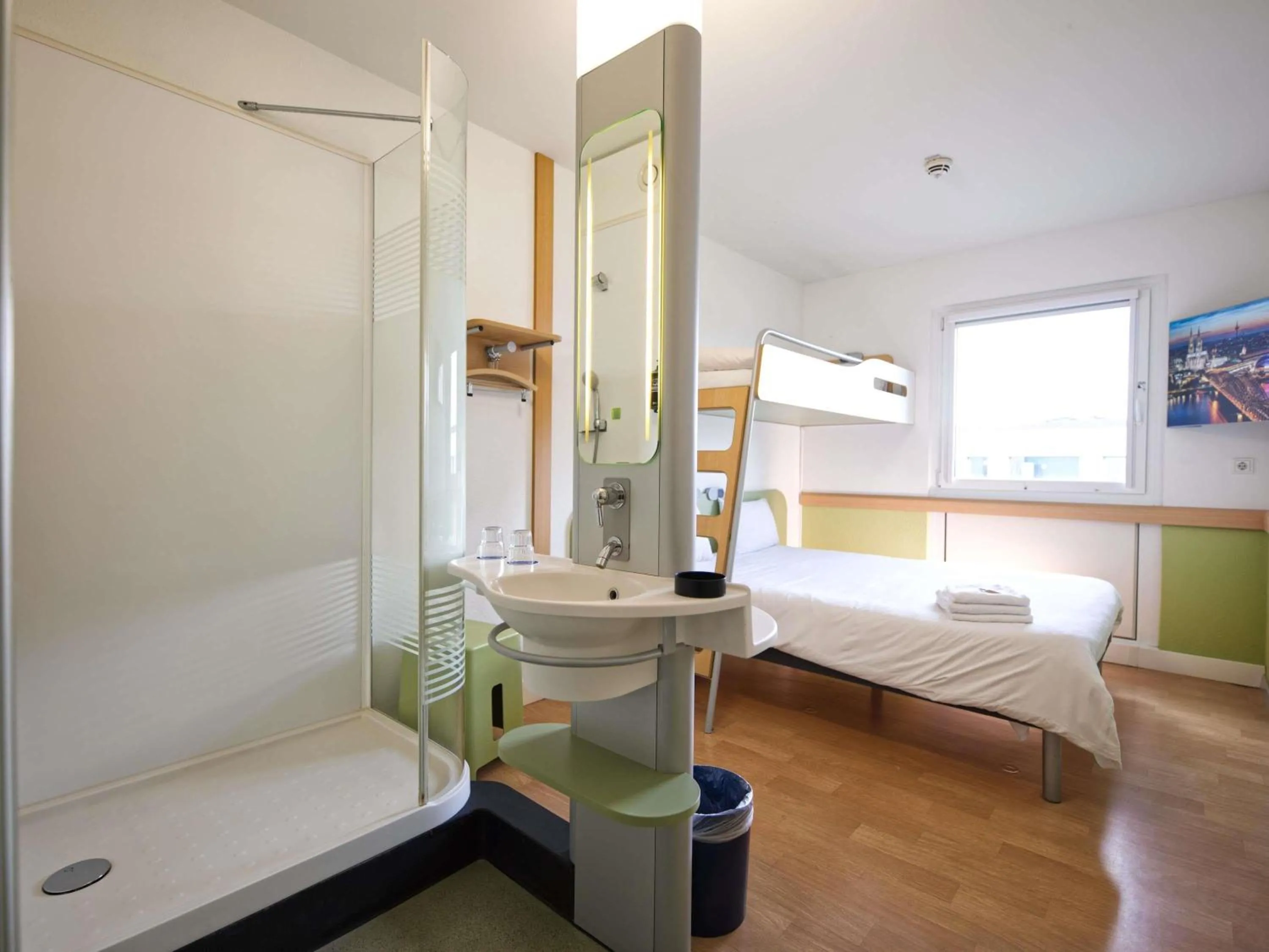 Bedroom, Bed in Ibis budget Koeln Messe
