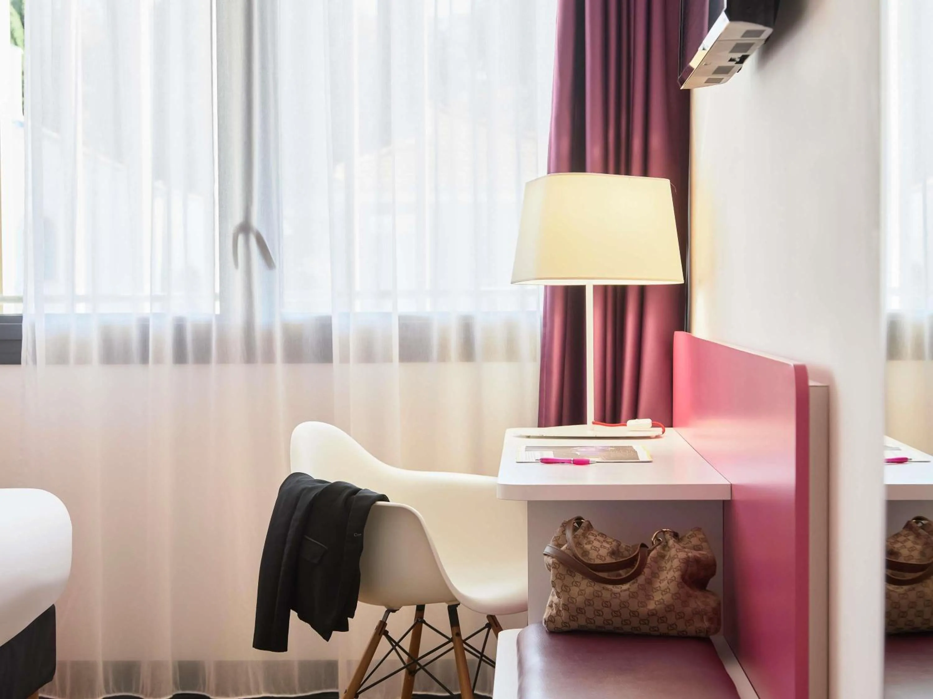 Bedroom in ibis Styles Montelimar Centre