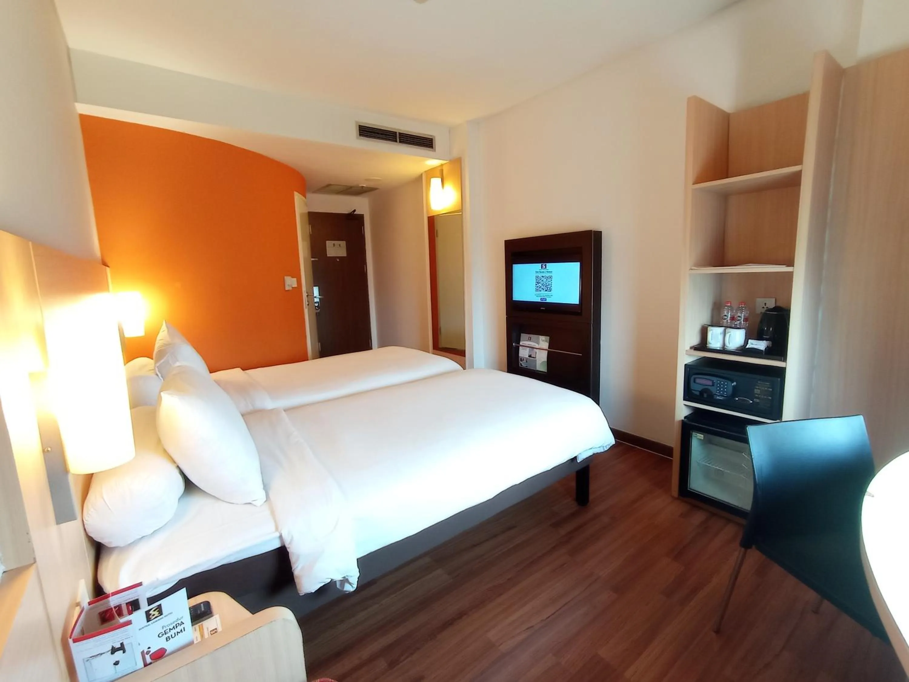 Bedroom, Bed in Swiss-Belinn Cawang