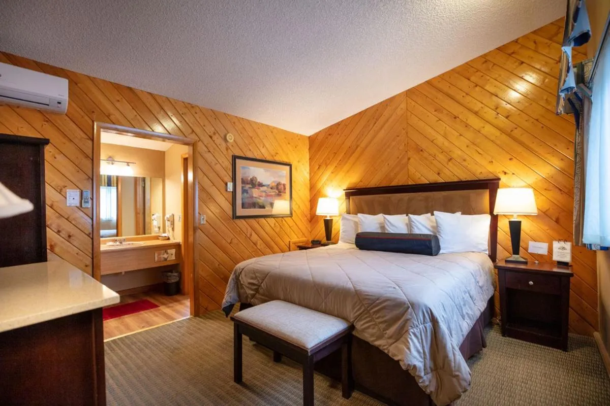 Photo of the whole room, Bed in Ouray Inn