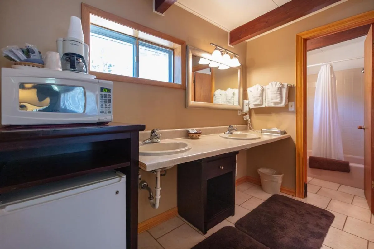 Bathroom in Ouray Inn