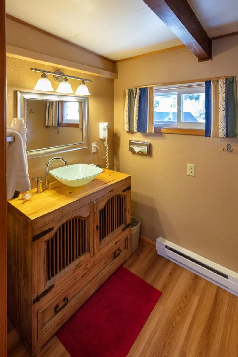 Bathroom, Bed in Ouray Inn