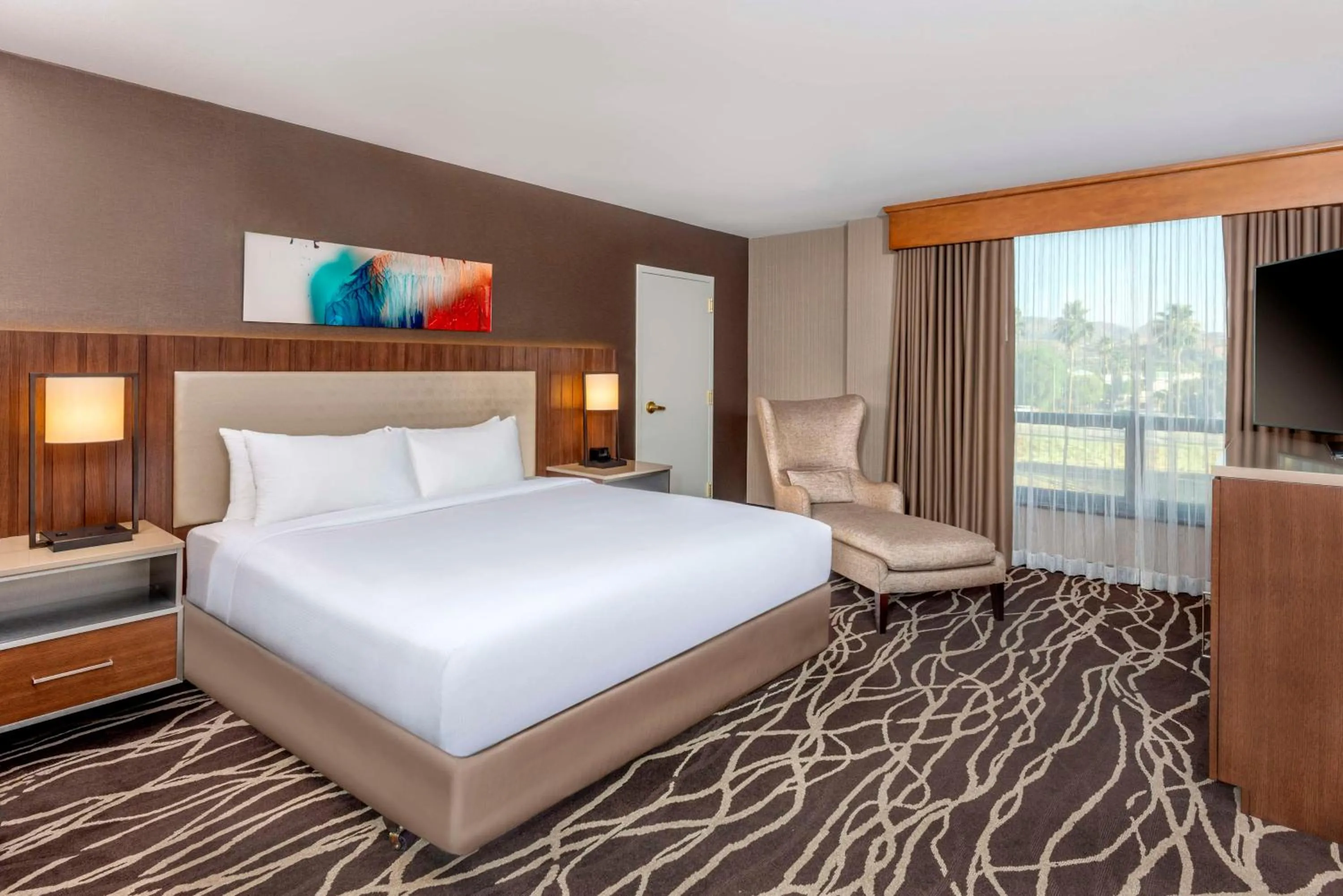Living room, Bed in DoubleTree by Hilton San Bernardino