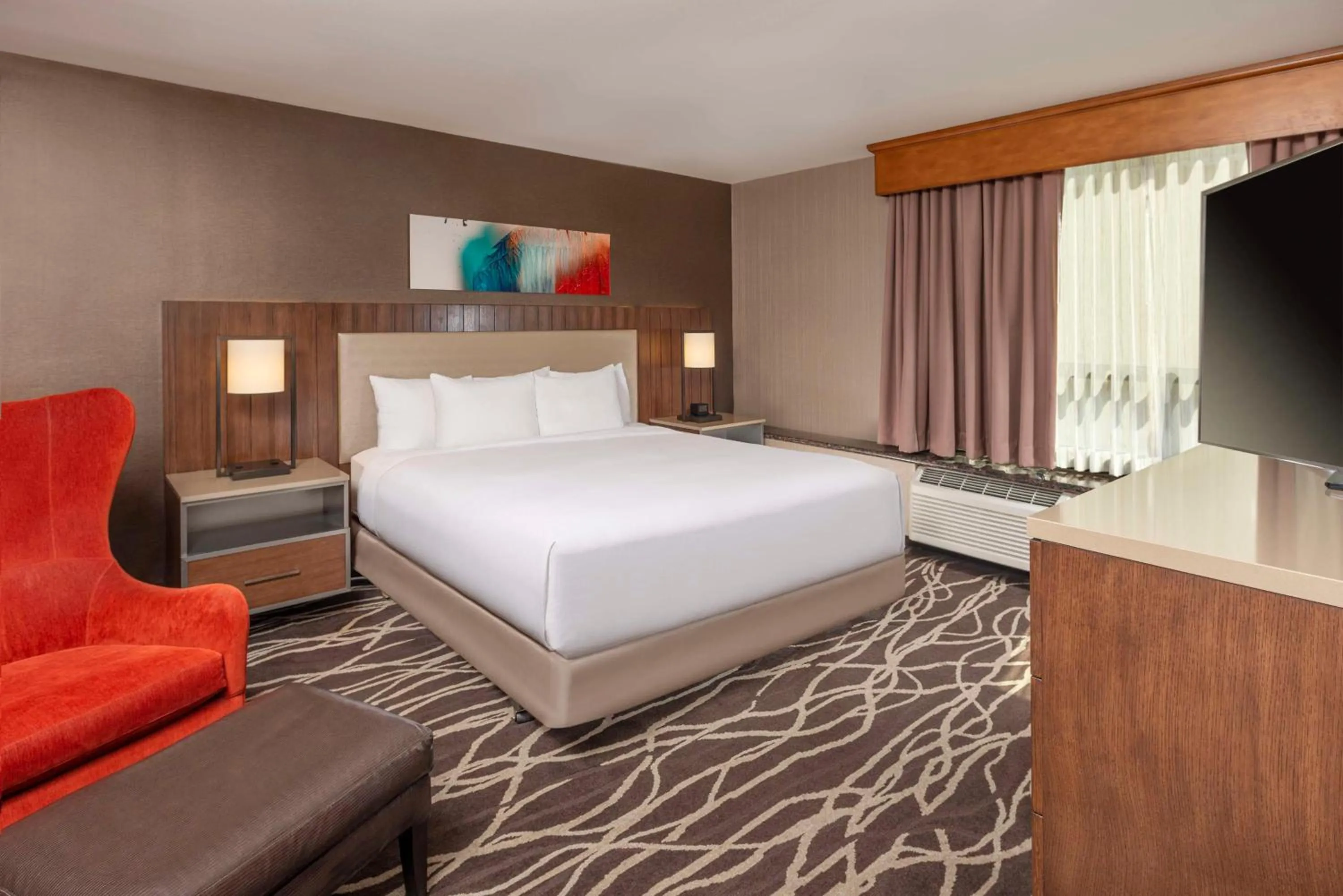 Living room, Bed in DoubleTree by Hilton San Bernardino